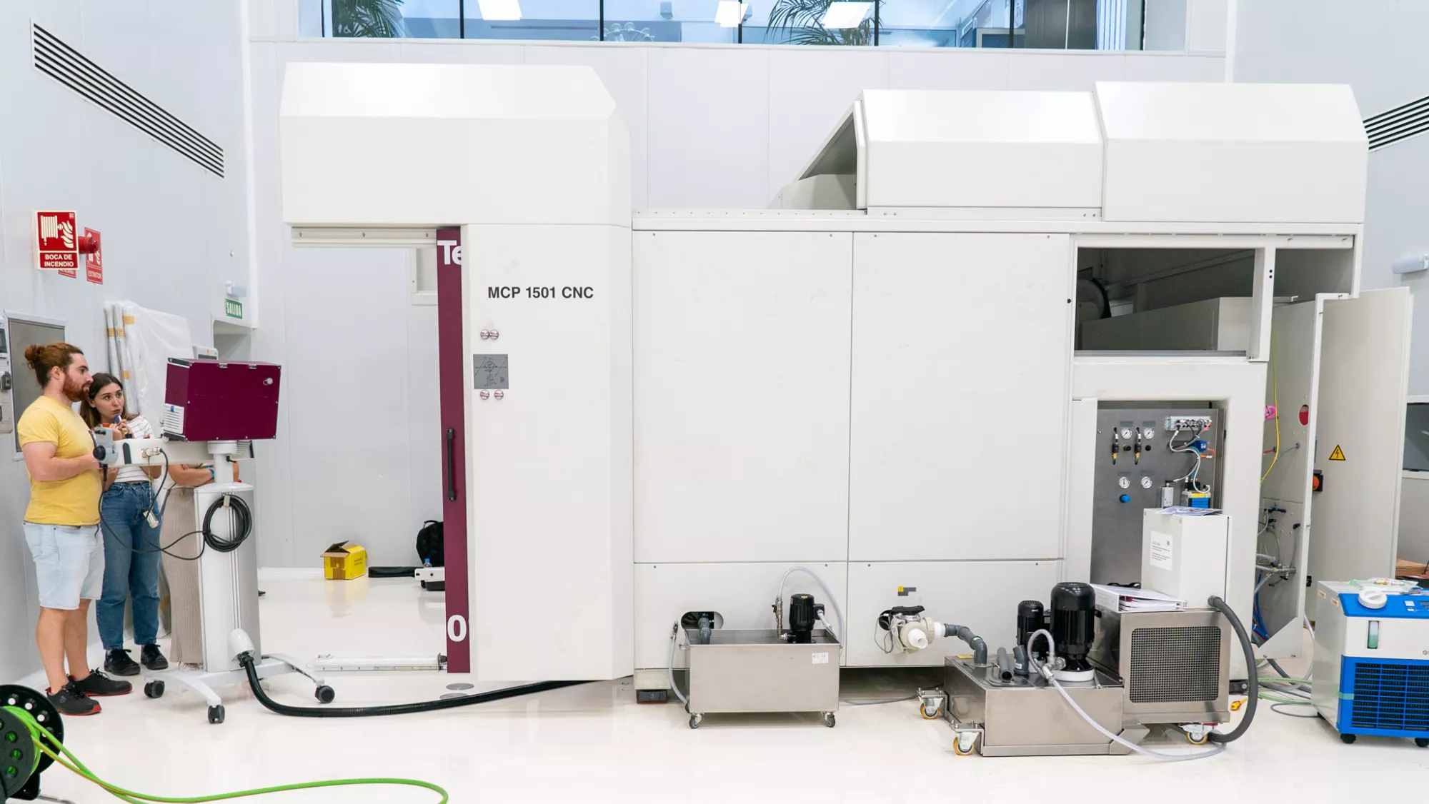 Pulidora para grandes superficies en la sala limpia del IACTEC. / ALEJANDRA GODED