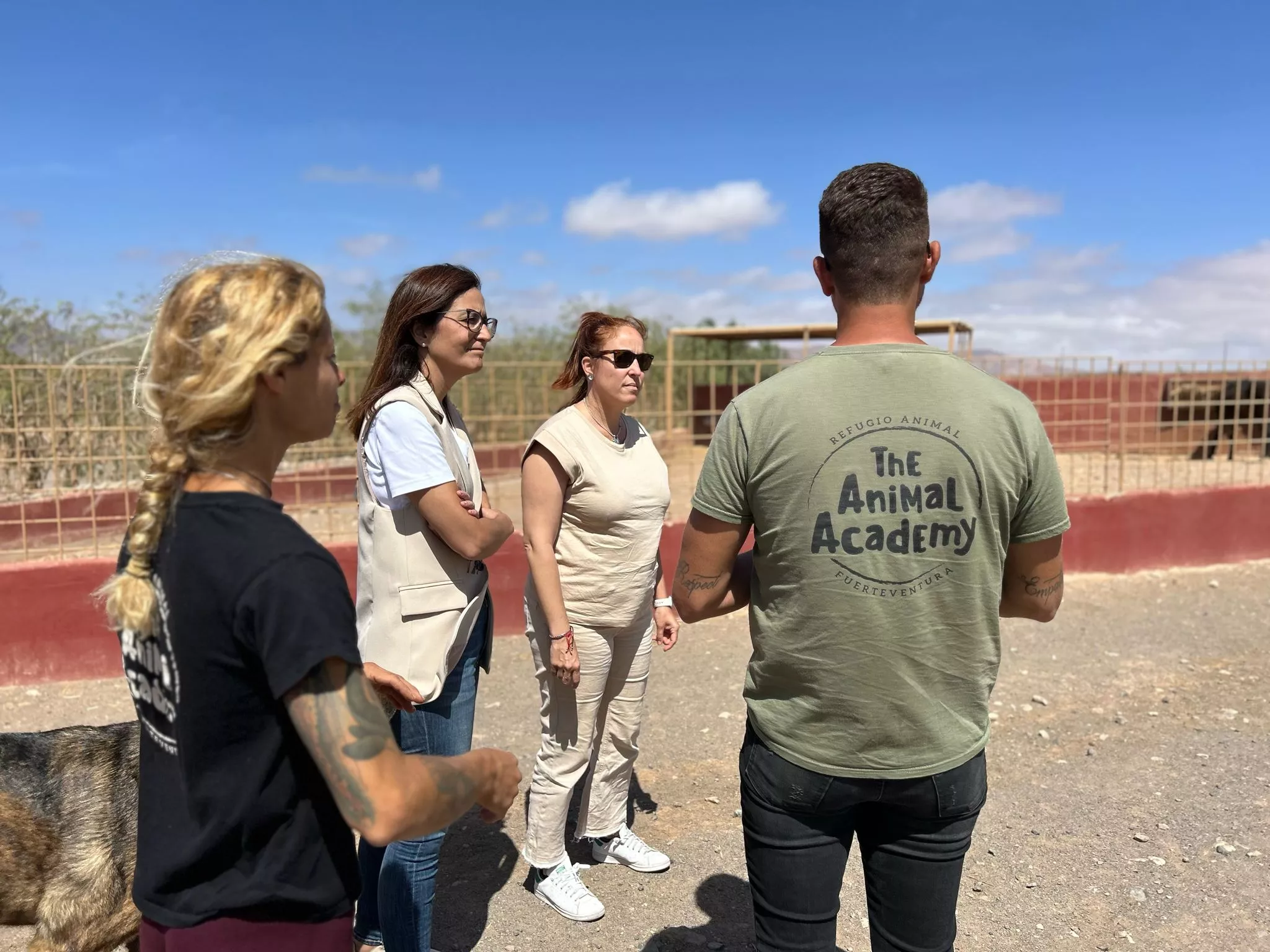La candidata de la coalición Sumar y Nueva Canarias-BC al Parlamento Europeo Lorena López en una visita al refugio The Animal Academy. / CEDIDA