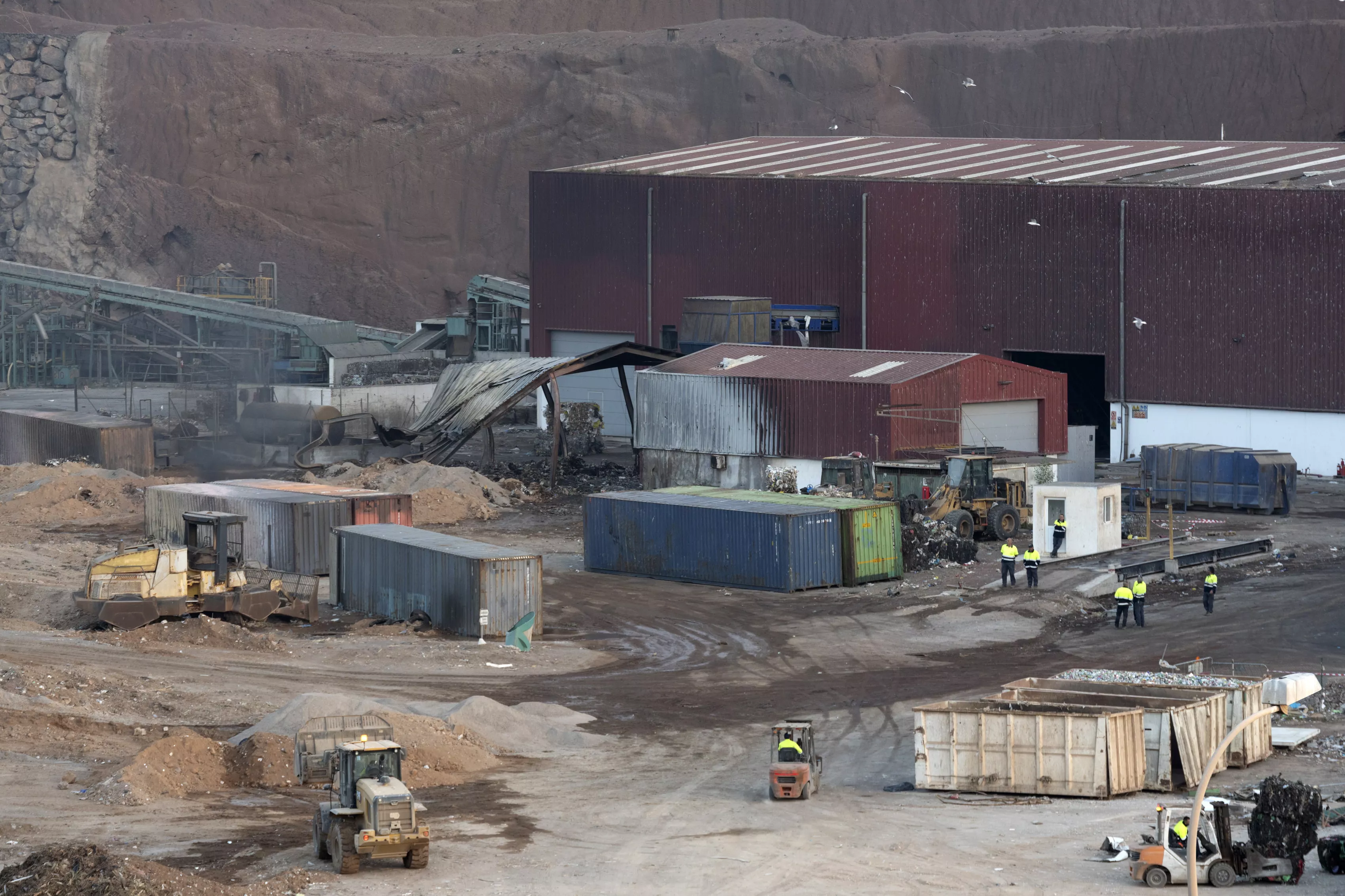 El vertedero de Lanzarote tras el incendio originado este lunes. / ADRIEL PERDOMO-EFE