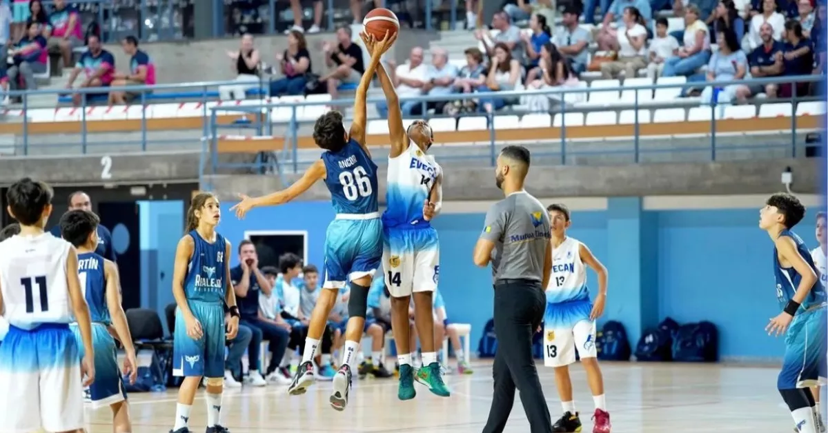 Salto inicial de la semifinal entre el Evecan Gran Canaria y Dipicell Realejos, partido que provocó que el Campeonato de Canarias de minibasket acabara en lío. / FCB
