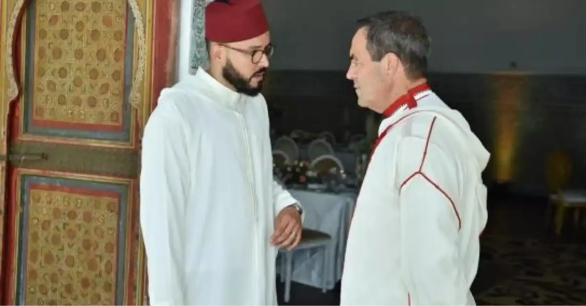 Rachad Andaloussi, que demandará a los promotores de un ataque reputacional contra su persona, dialoga con José Bono. / EL ESPAÑOL