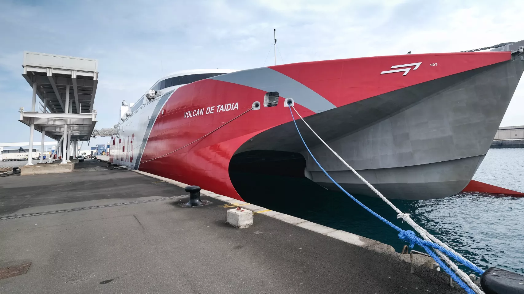 Uno de los barcos de Armas Trasmediterránea atracado en su sede del Puerto de Las Palmas. / AH