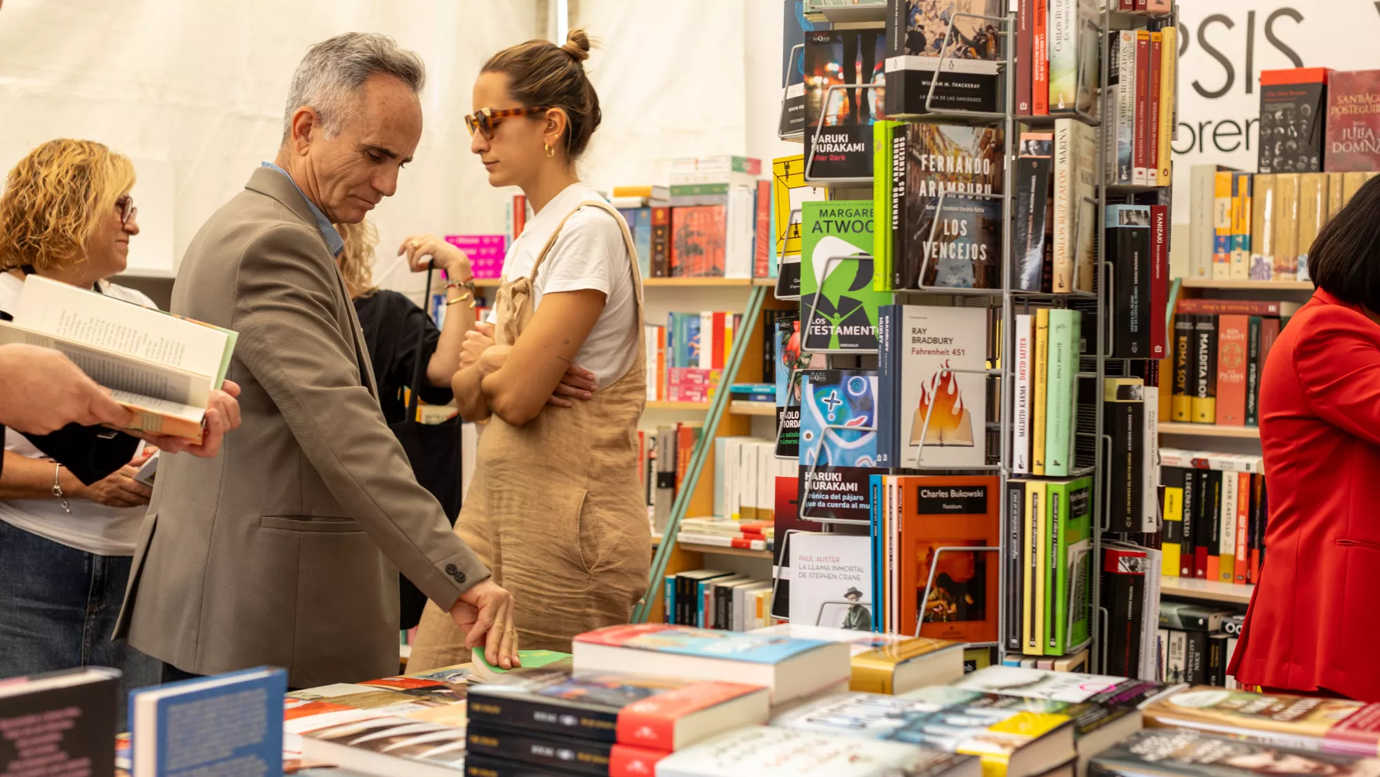 La gente ojea los libros en uno de los puestos de la Feria del Libro / AYUNTAMIENTO DE LAS PALMAS DE GRAN CANARIA