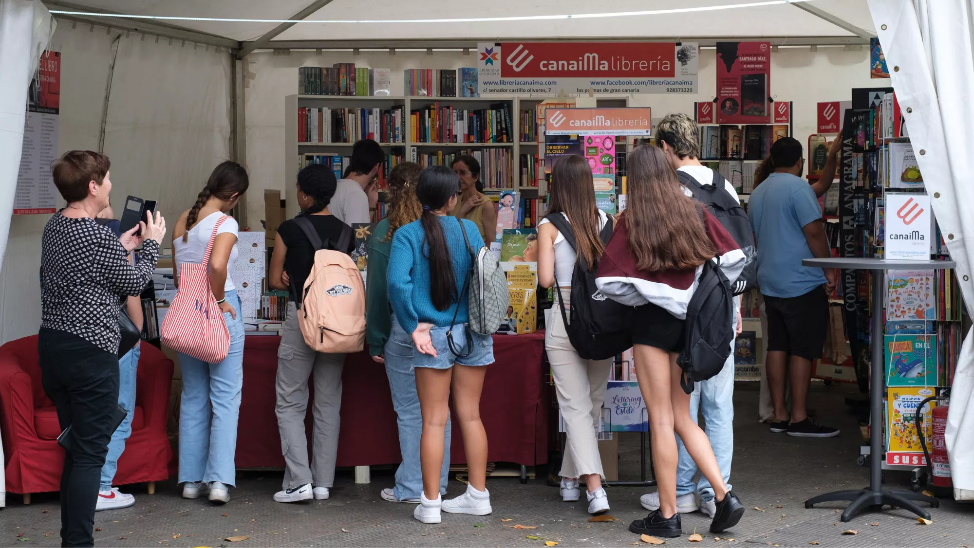 Primera jornada de la 36 edición de la Feria del Libro de Las Palmas de Gran Canaria (2024) / EFE - Ángel Medina G.