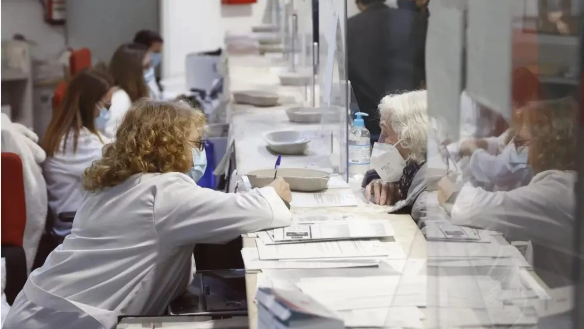 Imagen de una sanitaria con una paciente / EFE