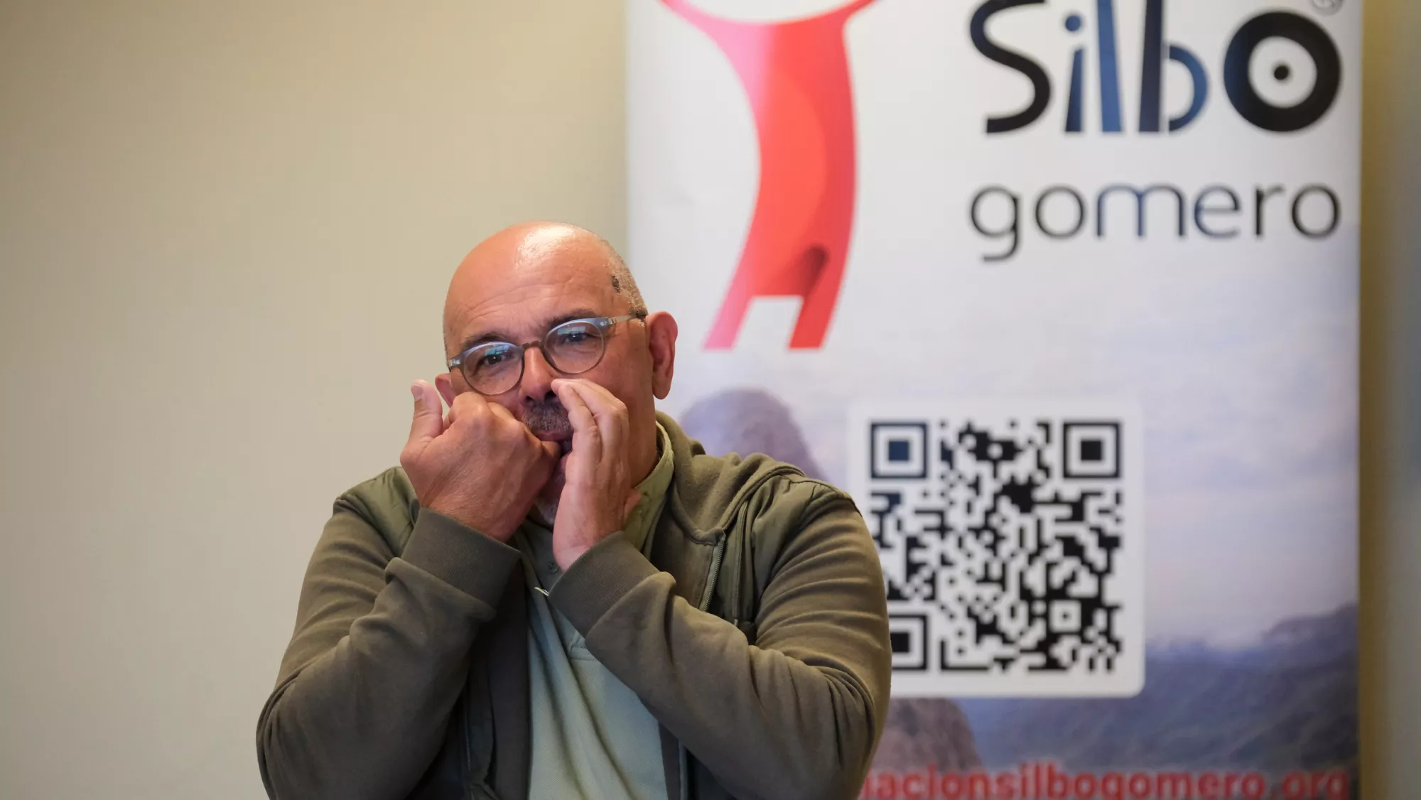 El profesor y silbador de la Asociación Cultural Silbo Gomero Juan Pedro Rodríguez, dicta una clase en La Laguna (Tenerife) / EFE-Alberto Valdés