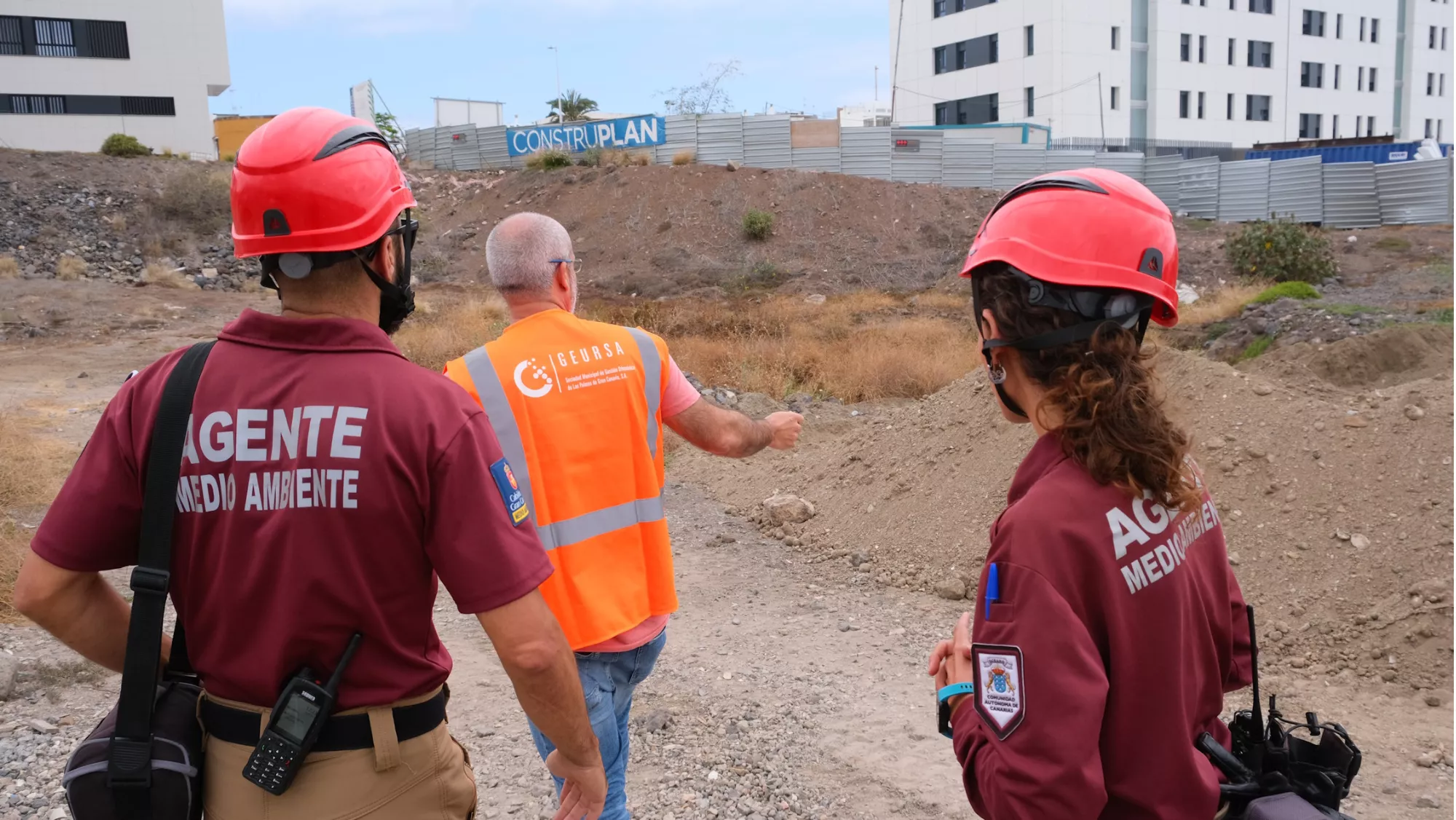 Técnicos de Geursa y Agentes de Medio Ambiente buscando lagartos gigantes en la parcela de Tamaraceite / AYUNTAMIENTO DE LAS PALMAS DE GRAN CANARIA