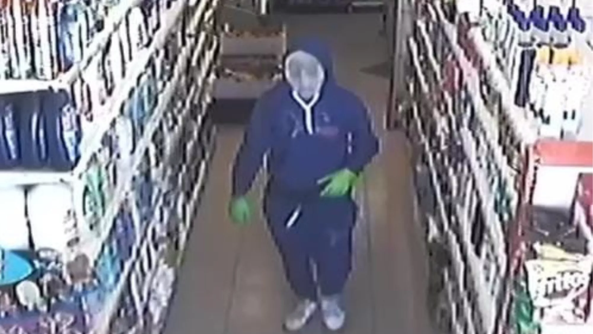 Imagen de la cámara de seguridad en la que se puede ver al joven con la cara cubierta / GUARDIA CIVIL