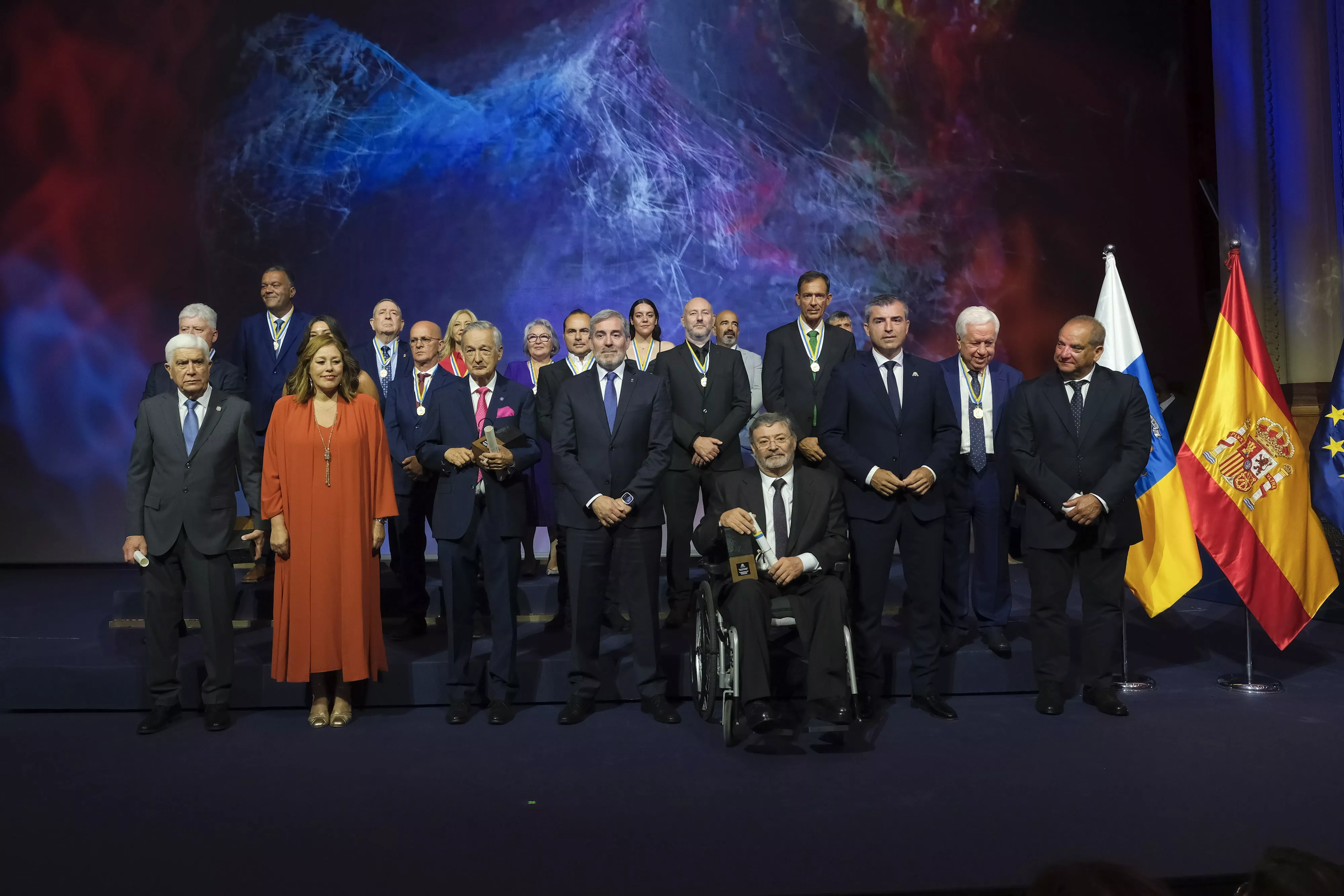 El Teatro Pérez Galdós de Las Palmas de Gran Canaria ha acogido este jueves, 30 de mayo, el acto institucional del Día de Canarias, en el que se han entregado los Premios Canarias y las Medallas de Oro de la comunidad autónoma.  / ÁNGEL MEDINA G-EFE