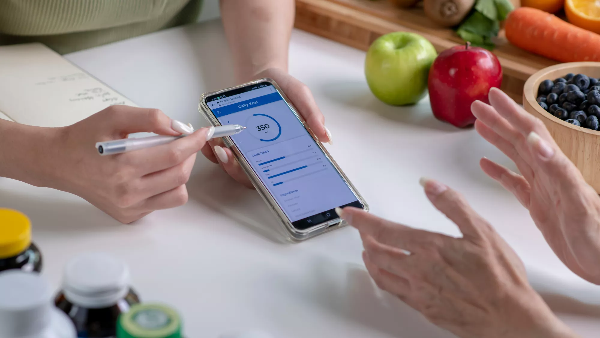 Un nutricionista explicando la alimentación a una persona / AH