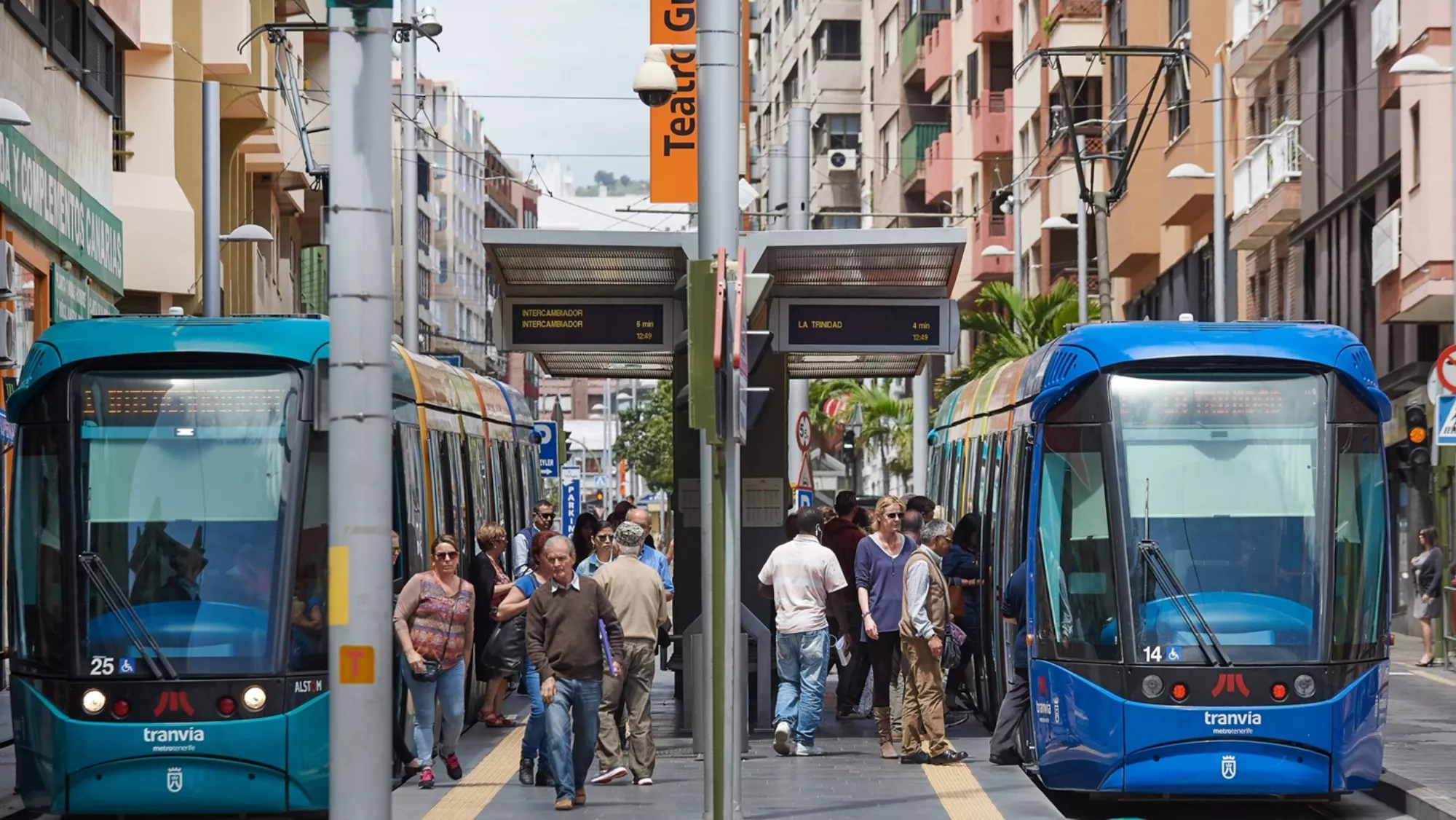 El tranvía en la parada de Teatro Guimerá / METROTENERIFE