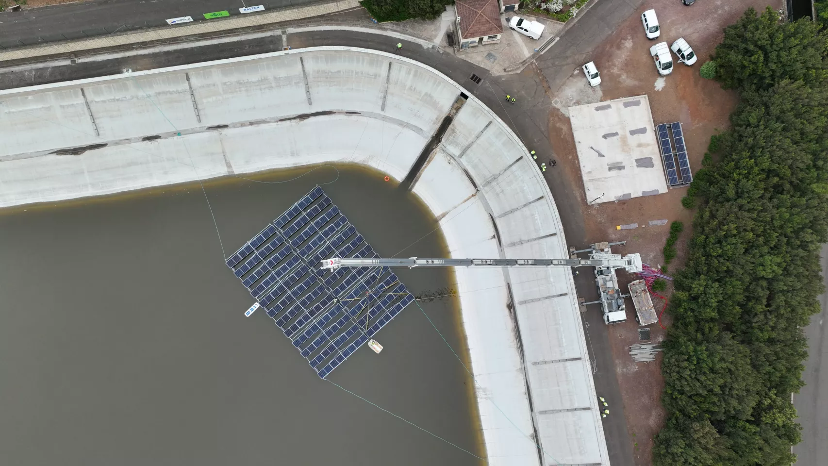 Imagen a vista de dron de la primera planta fotovoltaica flotante de Canarias, instalada en una balsa de agua en Tenerife./ BALTEN