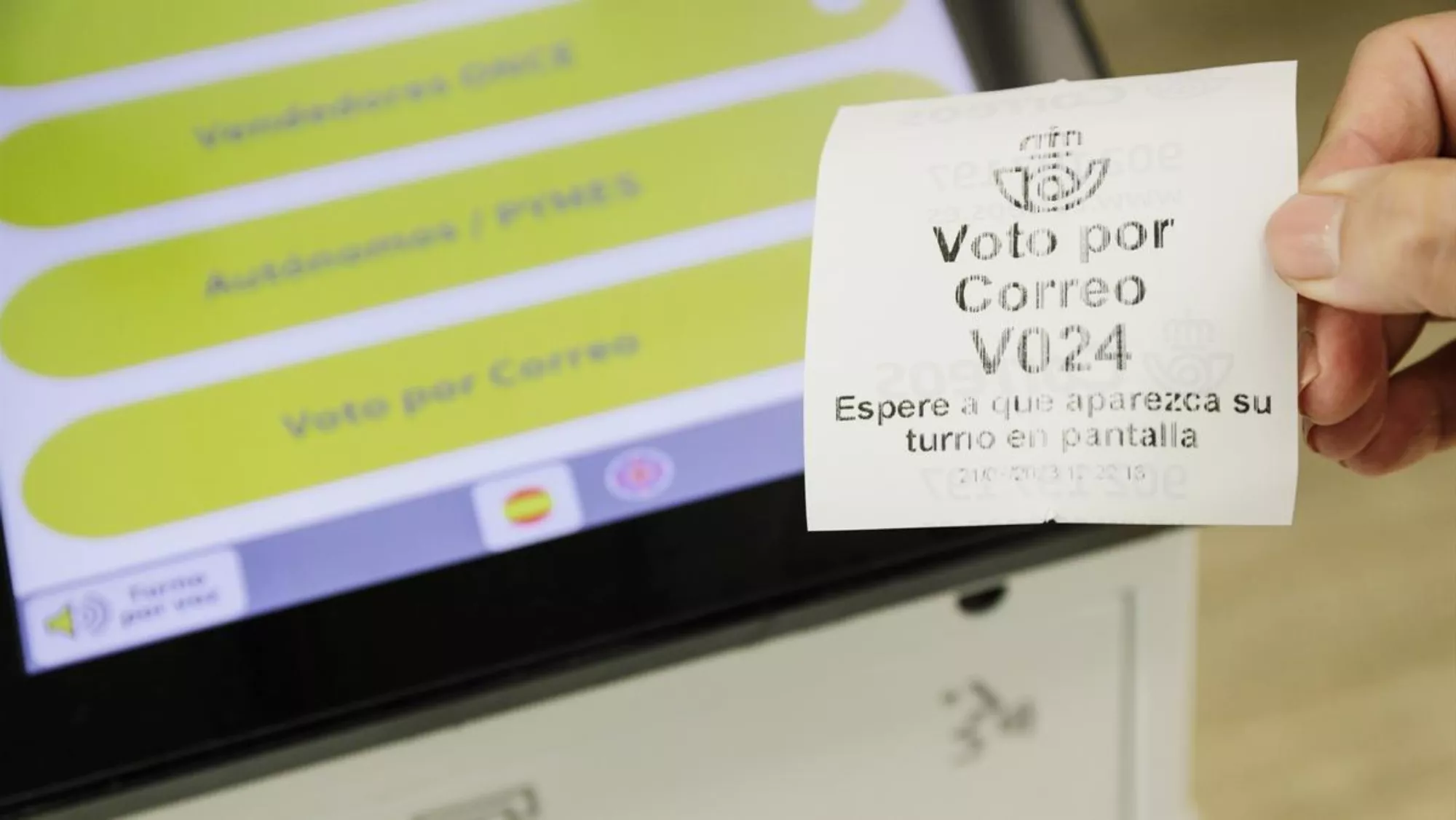 Una persona esperando para solicitar el voto por correo / EFE