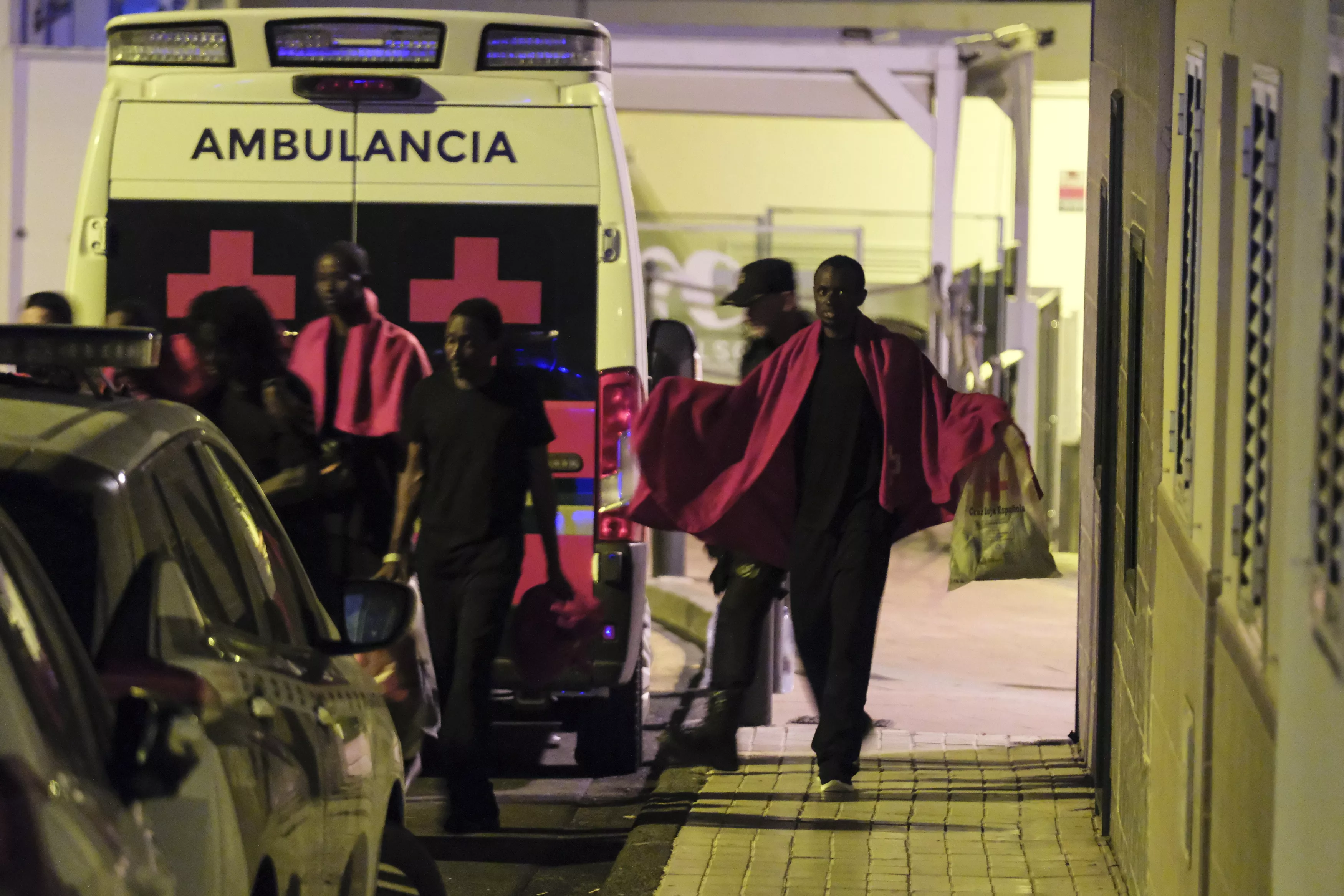 Un grupo de inmigrantes de origen subsahariano ha llegado esta medianoche a la costa de Adeje, en el sur de Tenerife / EFE/ALBERTO VALDÉS