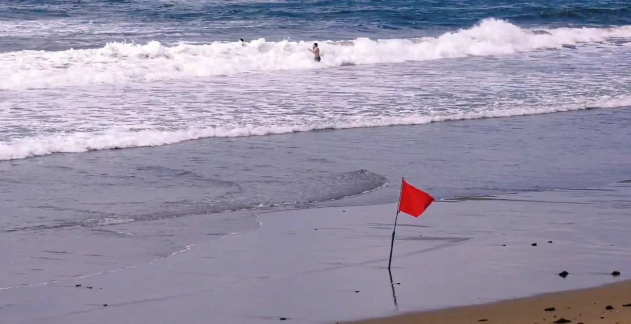 Una playa de Canarias con bandera roja / CEDIDA