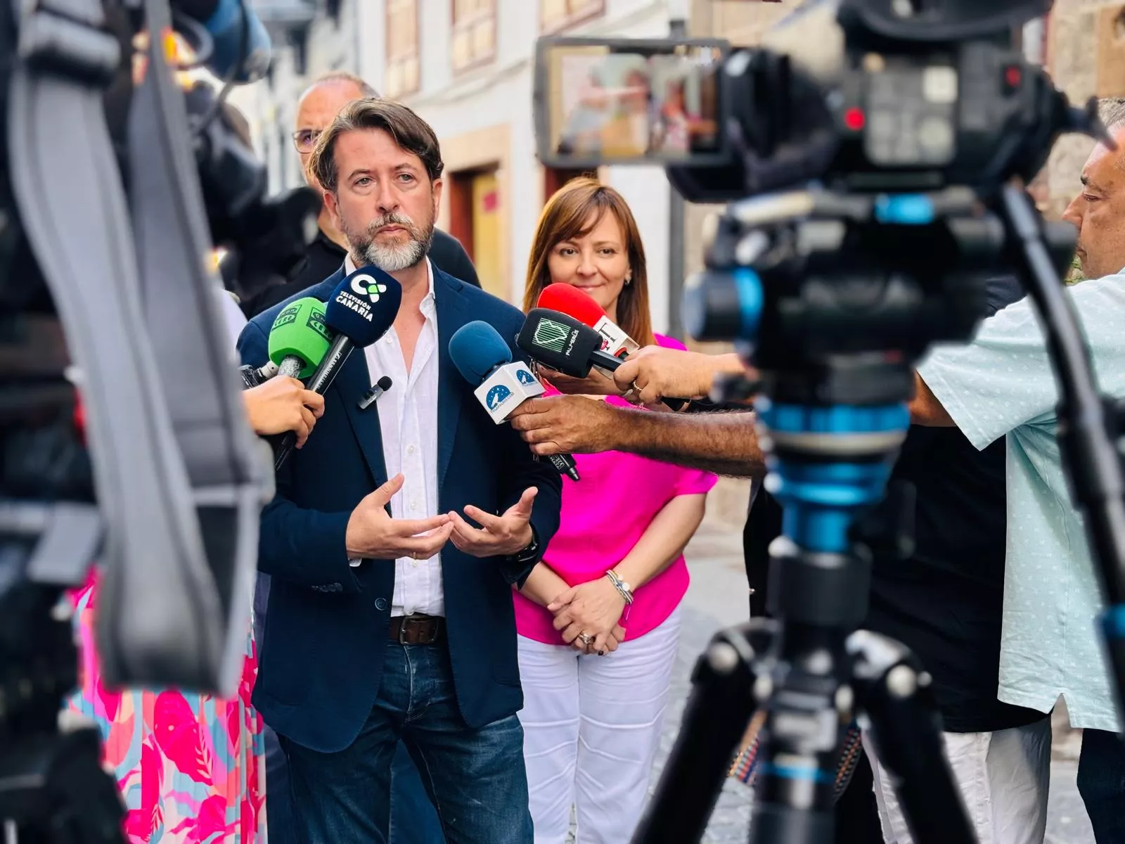 El candidato al Parlamento Europeo por Coalición Canaria, Carlos Alonso, atiende a los medios de comunicación / CEDIDA El candidato al Parlamento Europeo por Coalición Canaria, Carlos Alonso, atiende a los medios de comunicación / CEDIDA