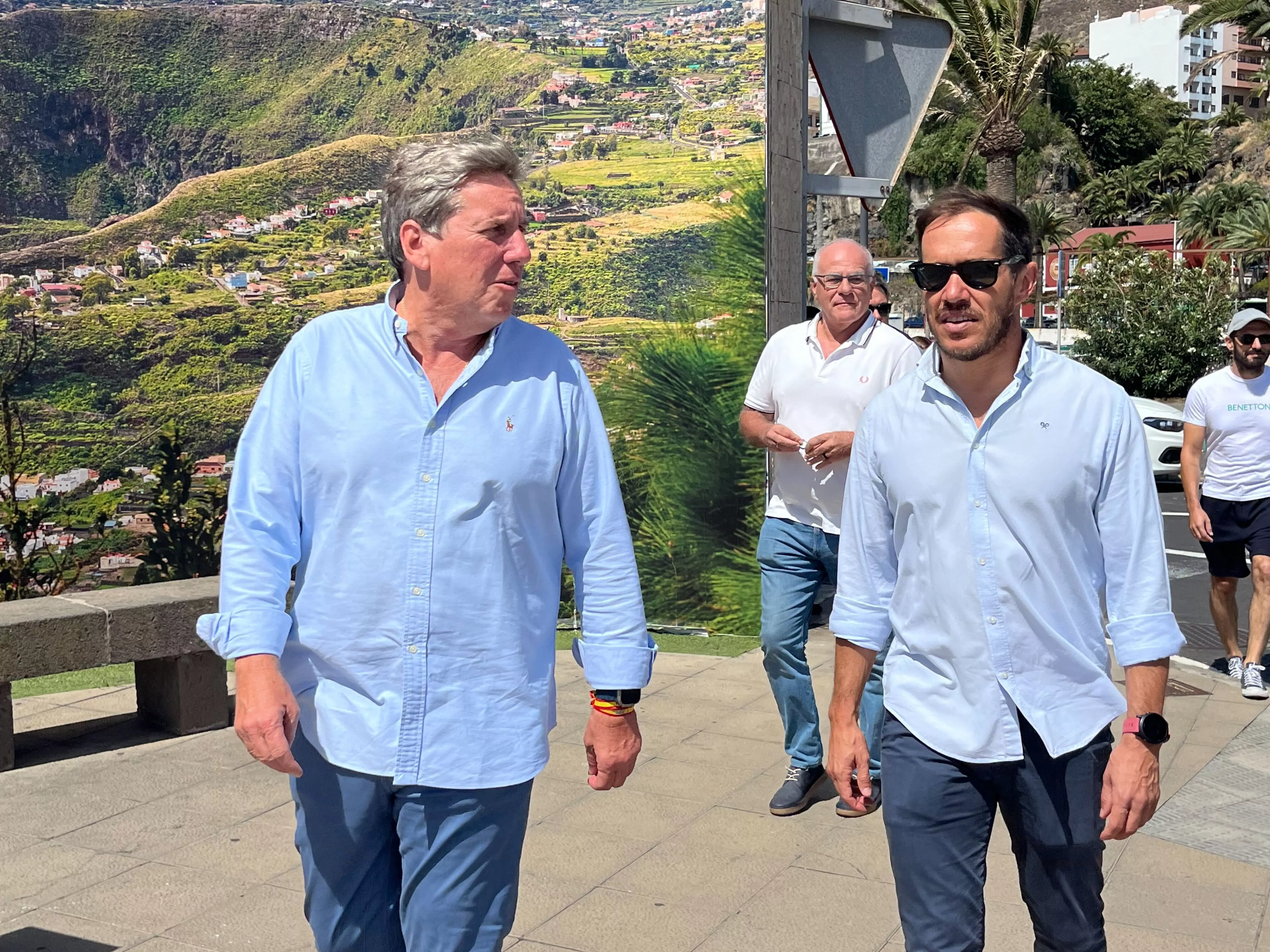 El eurodiputado del Partido Popular Europeo, Gabriel Mato (i), junto al consejero de Transición Ecológica de Canarias y ex presidente del Cabildo de La Palma, Hernández Zatapa (d) / CEDIDA