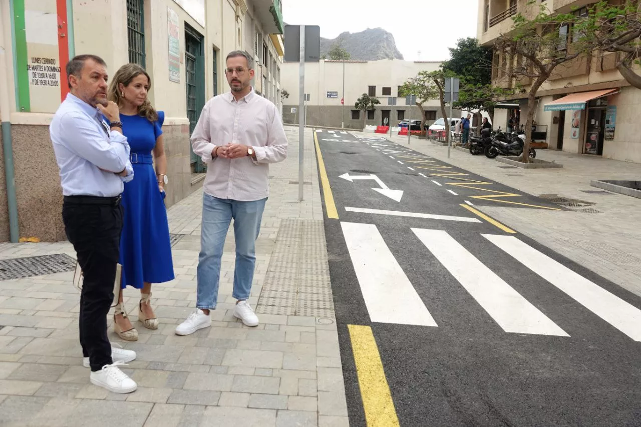 El alcalde José Manuel Bermúdez, la consejera delegada de Sociedad de Desarrollo, Carmen Pérez, y el concejal de Obras, Javier Rivero, supervisan la finalización del primer tramo de la calle La Rosa / CEDIDA