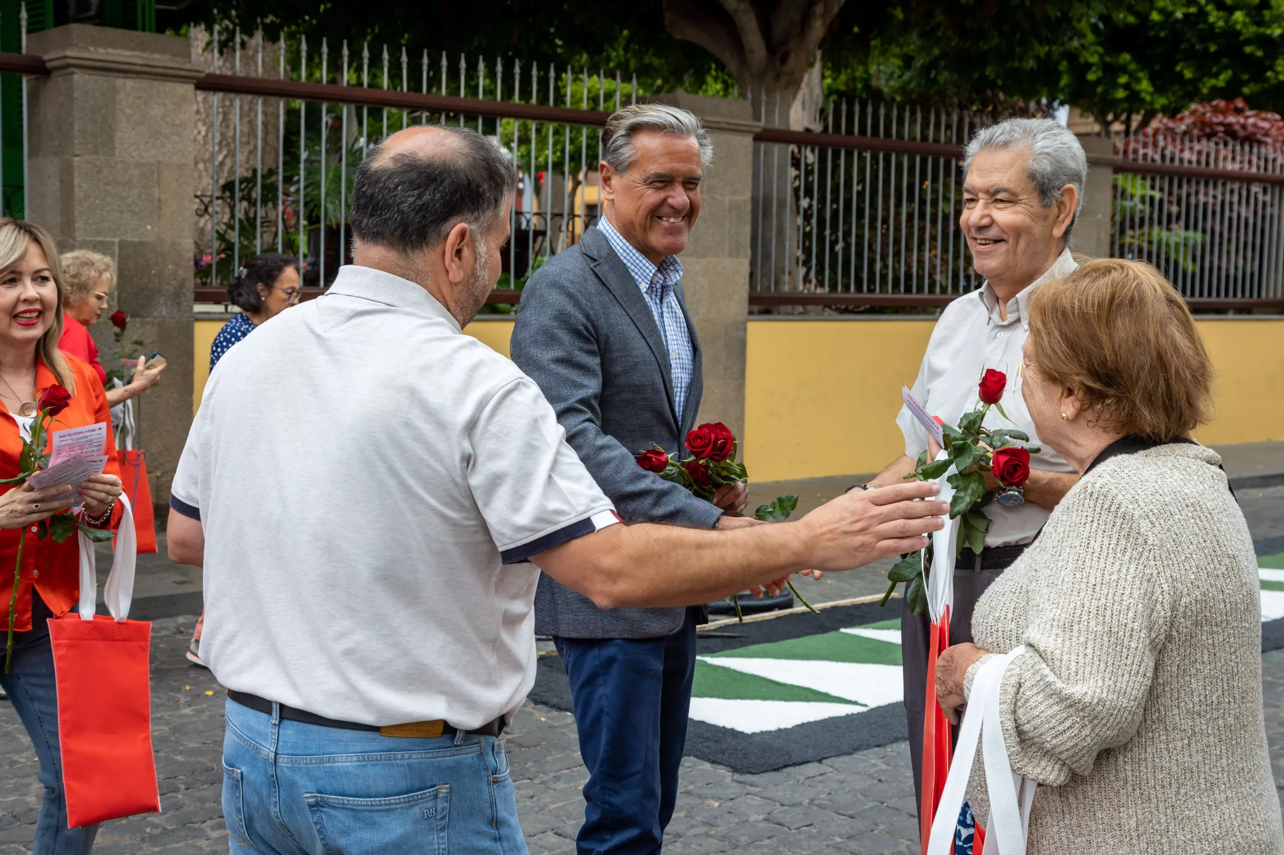 El eurodiputado y candidato del PSOE Canarias al Parlamento Europeo, Juan Fernando López Aguilar, regala rosas a los vecinos de Gáldar / CEDIDA
