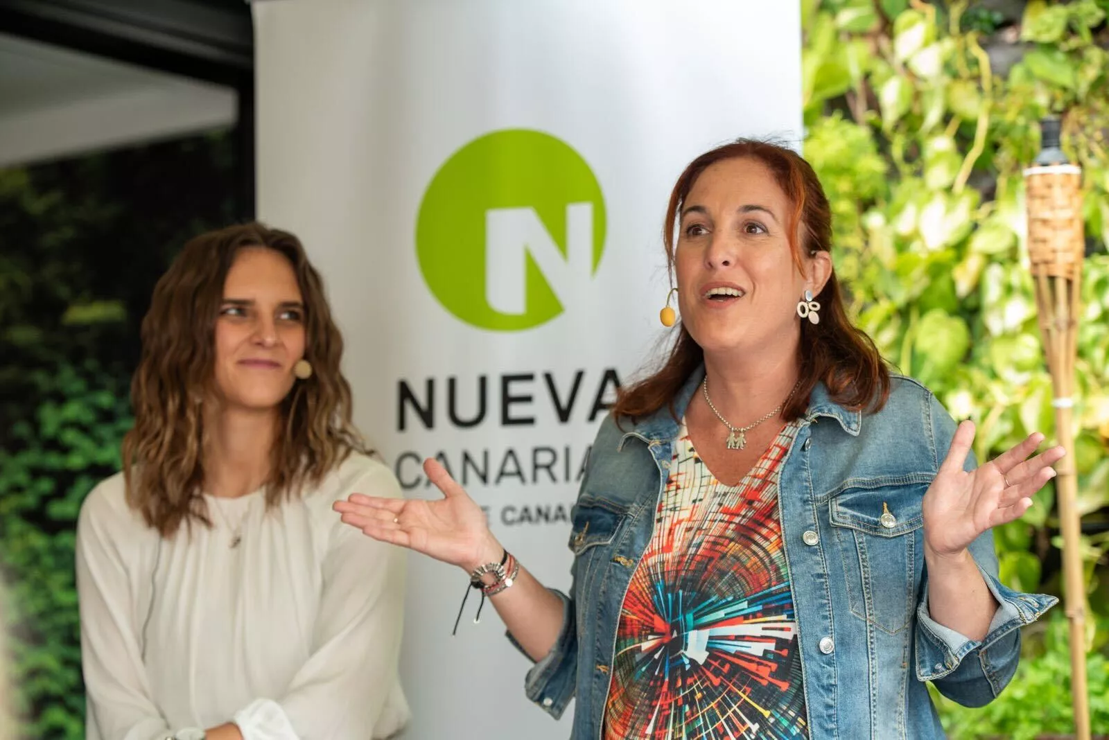 La candidata de Sumar–Nueva Canarias-bc a los comicios europeos, Lorena López, con la spitzenkandidaten de la ALE para la Comisión Europea, Maylis Rossberg / CEDIDA