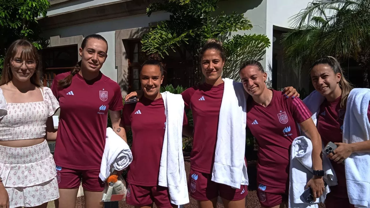 Parte del equipo de la Selección Española, actuales campeonas del mundo, en el Hotel Mencey con una seguidora / AH / CARLOTA