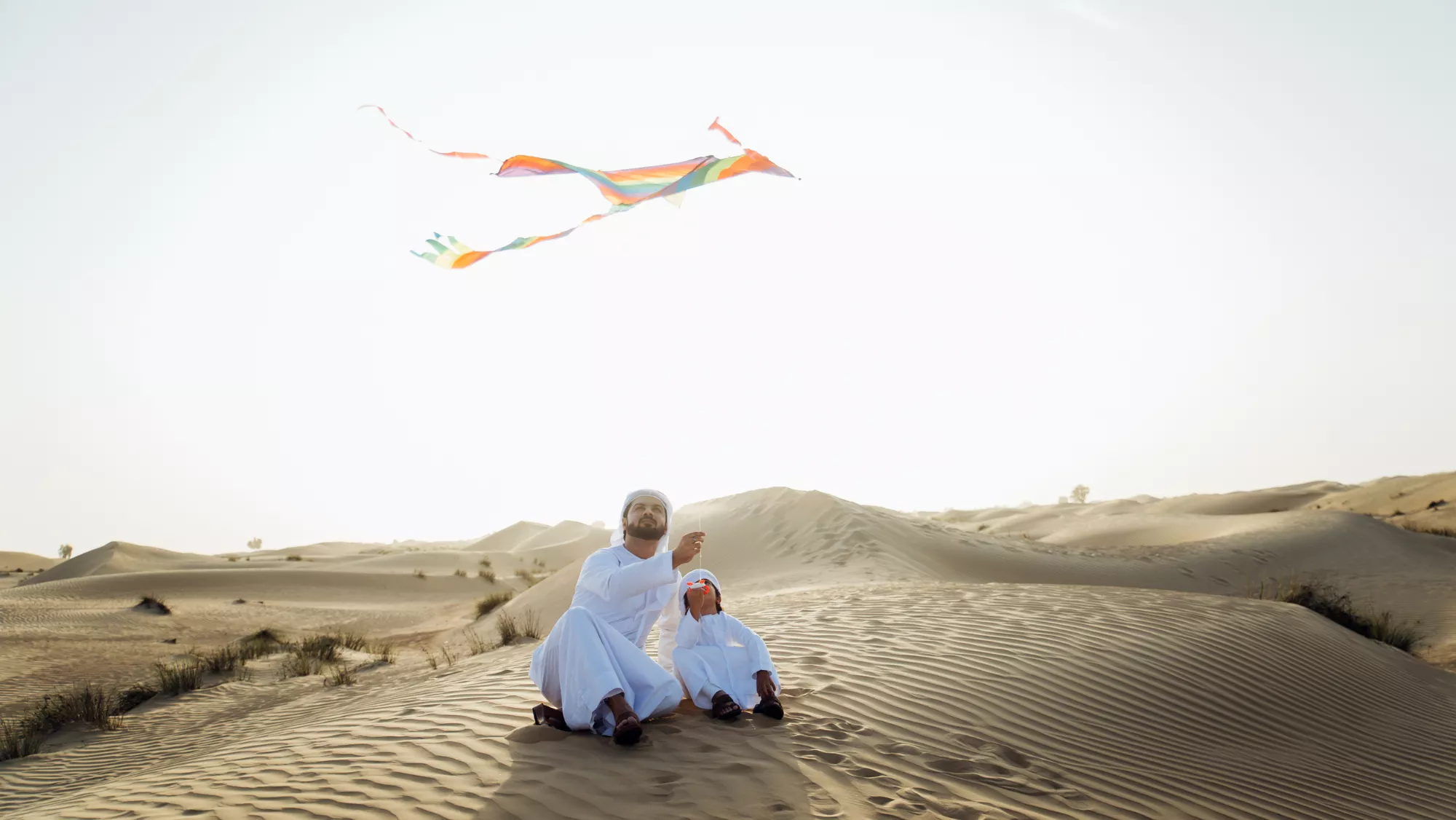 Imagen de dos árabes en unas dunas / CANVA 