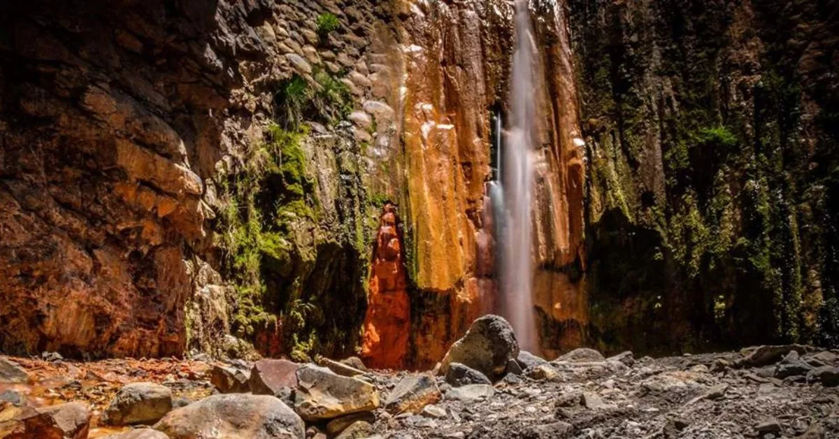La Cascada de Colores es uno de los reclamos para los senderistas que transitan por la Caldera de Taburiente./ ISLAS CANARIAS.
