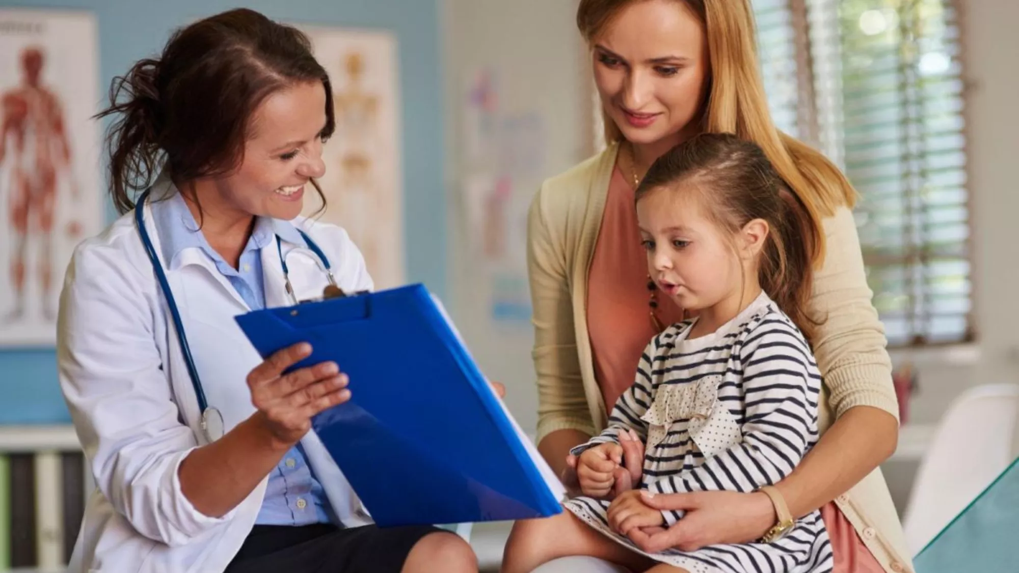 Una pediatra atiende a una paciente / CEDIDA