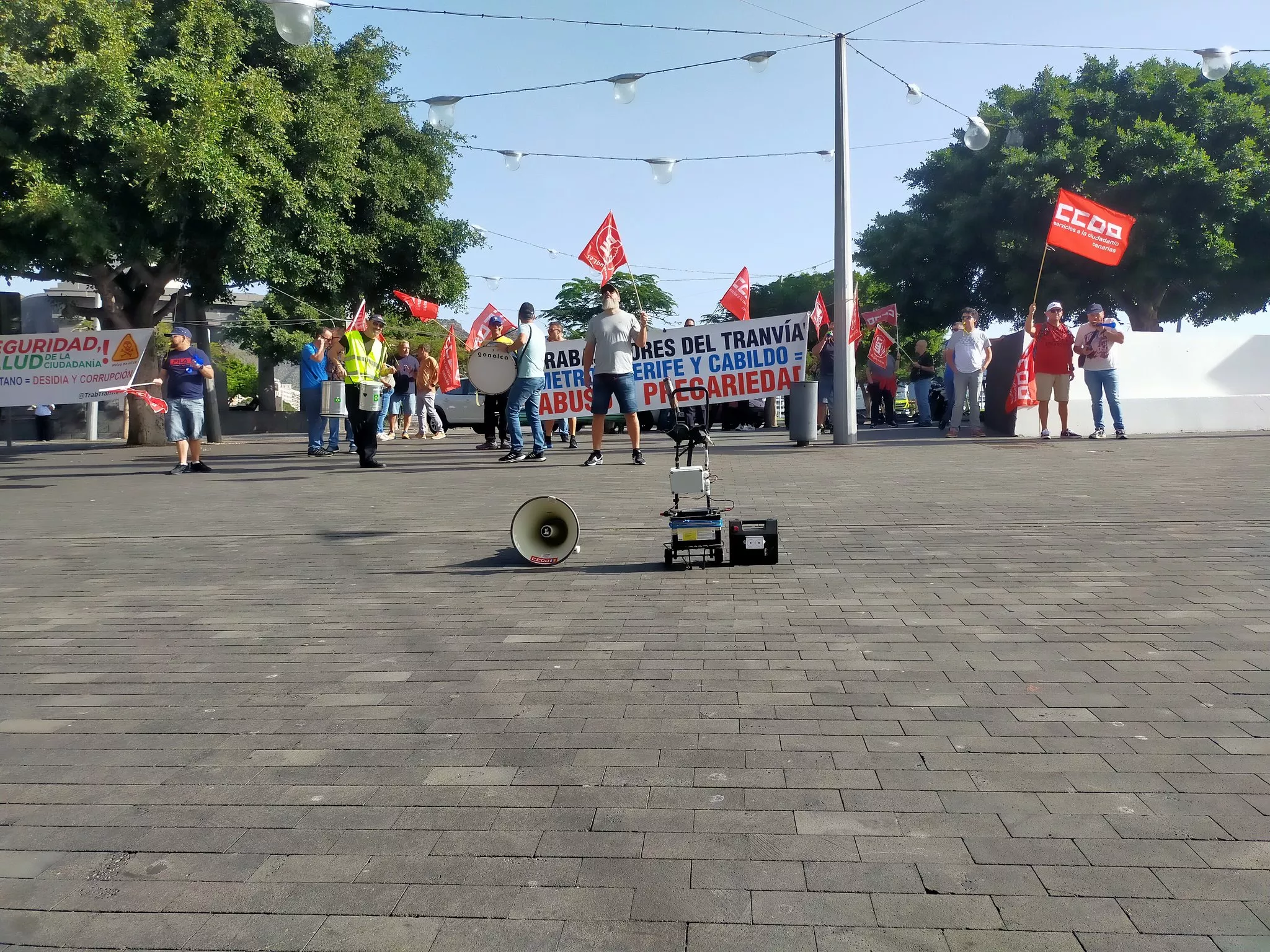 Trabajadores del tranvía de Tenerife frente al Cabildo de Tenerife. / @TrabTranviaTfe