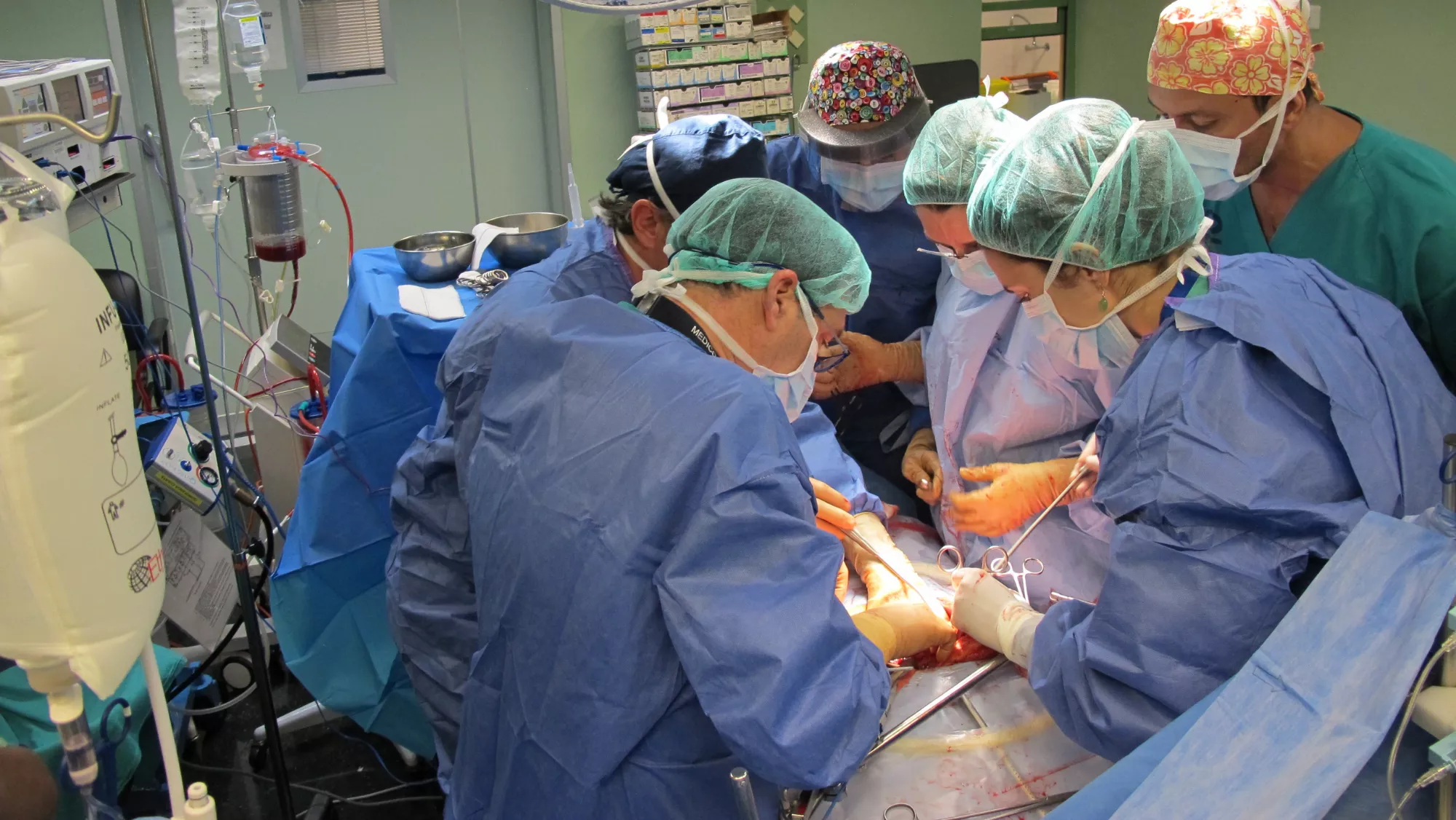 Médicos durante una operación de trasplante de un donante de órganos.  /CEDIDA