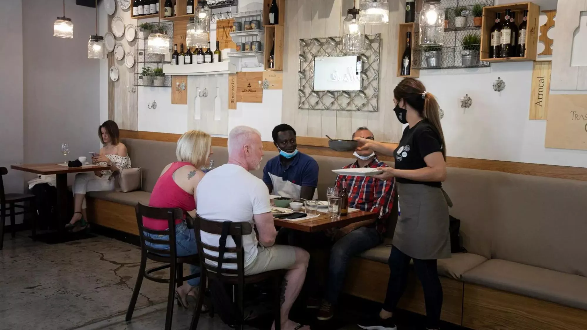 Imagen de canarios en una cafetería / EFE