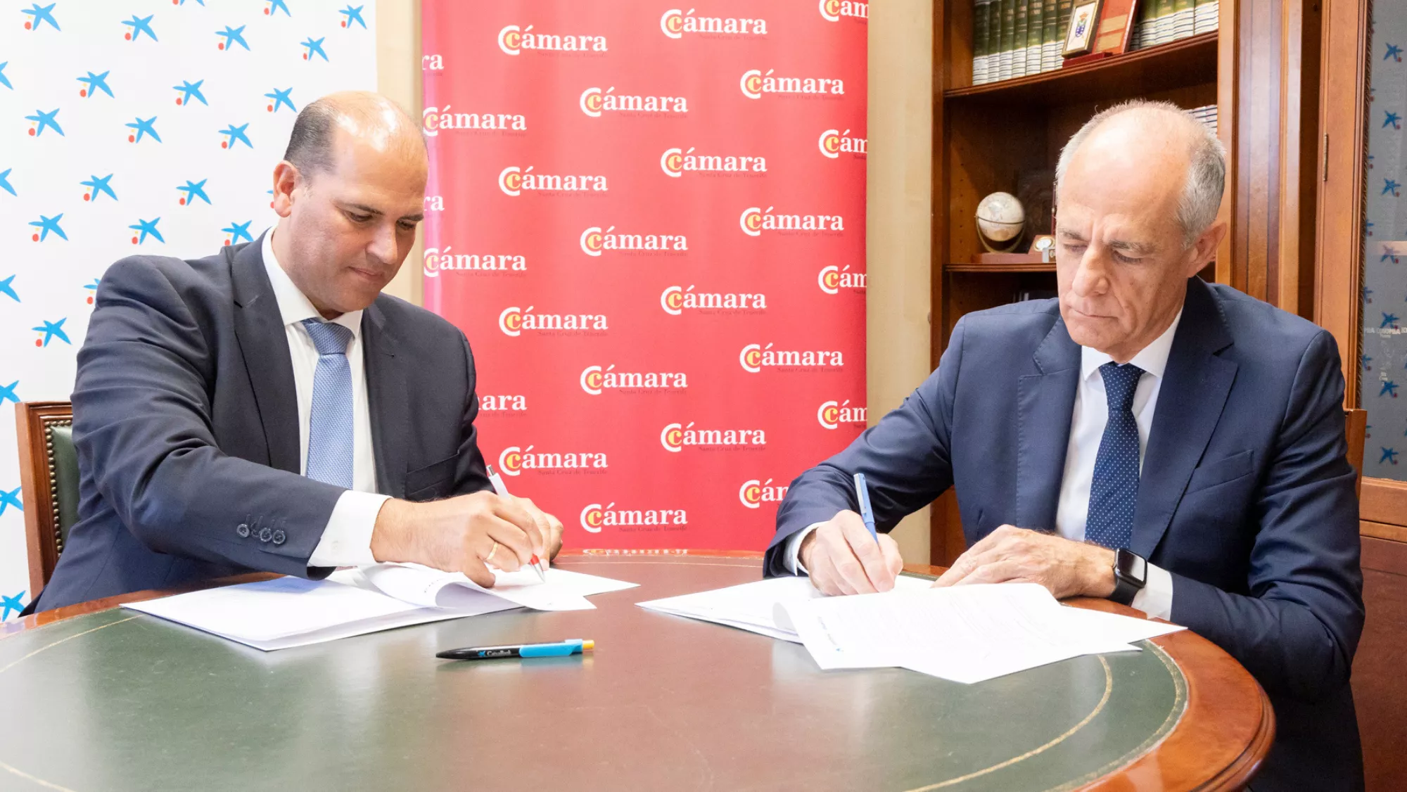 El director territorial de CaixaBank en Canarias, Manuel Afonso, y el presidente de la Cámara de Comercio de Santa Cruz de Tenerife, Santiago Sesé, durante la firma del acuerdo / CAIXABANK
