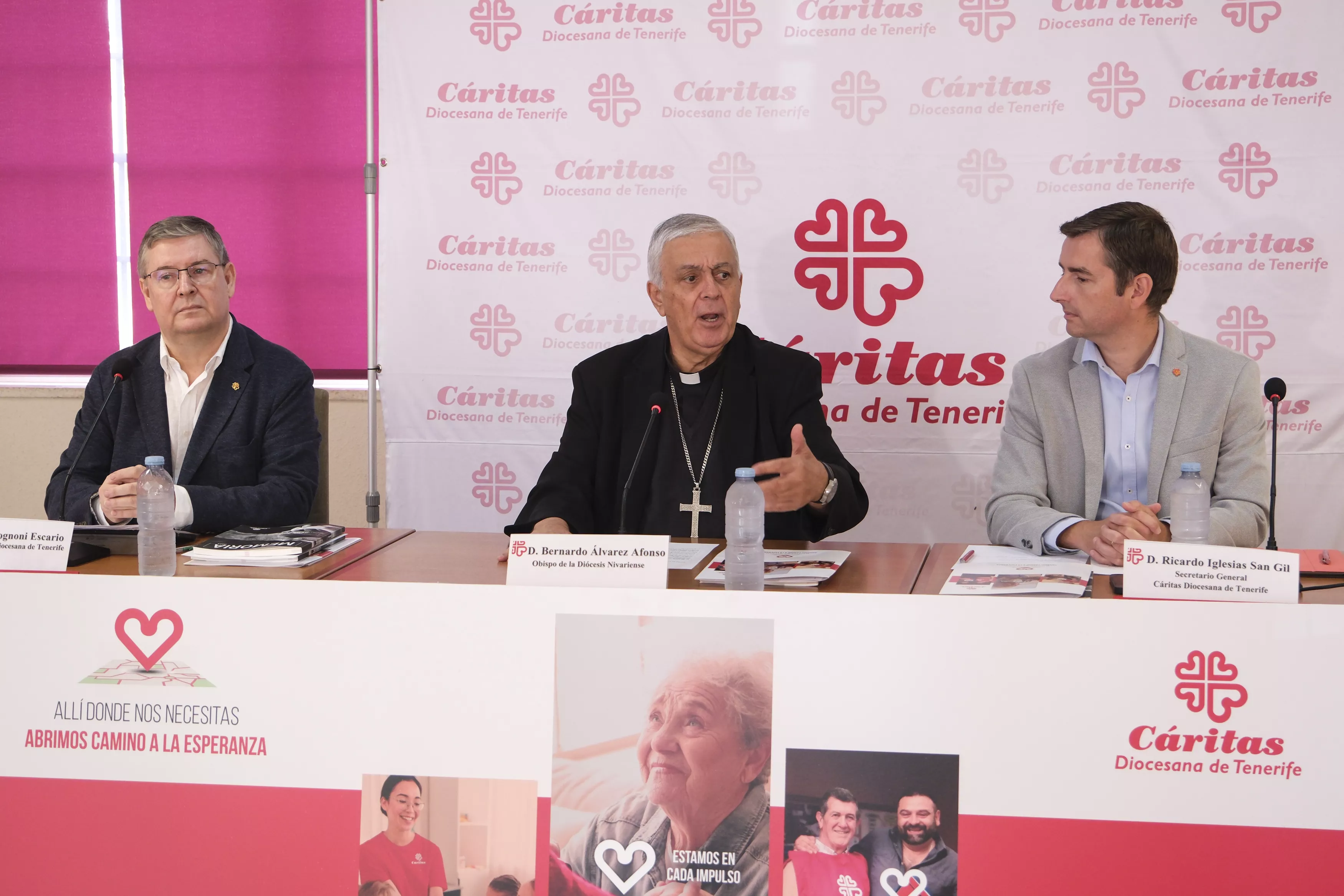 El obispo de a Diócesis Nivariense, Bernardo Álvarez (c), el director de Cáritas Diocesana de Tenerife, Juan Rognoni (i), y el secretario general, Ricardo Iglesias (d), en la presentación del informe de Cáritas. / ALBERTO VALDÉS-EFE