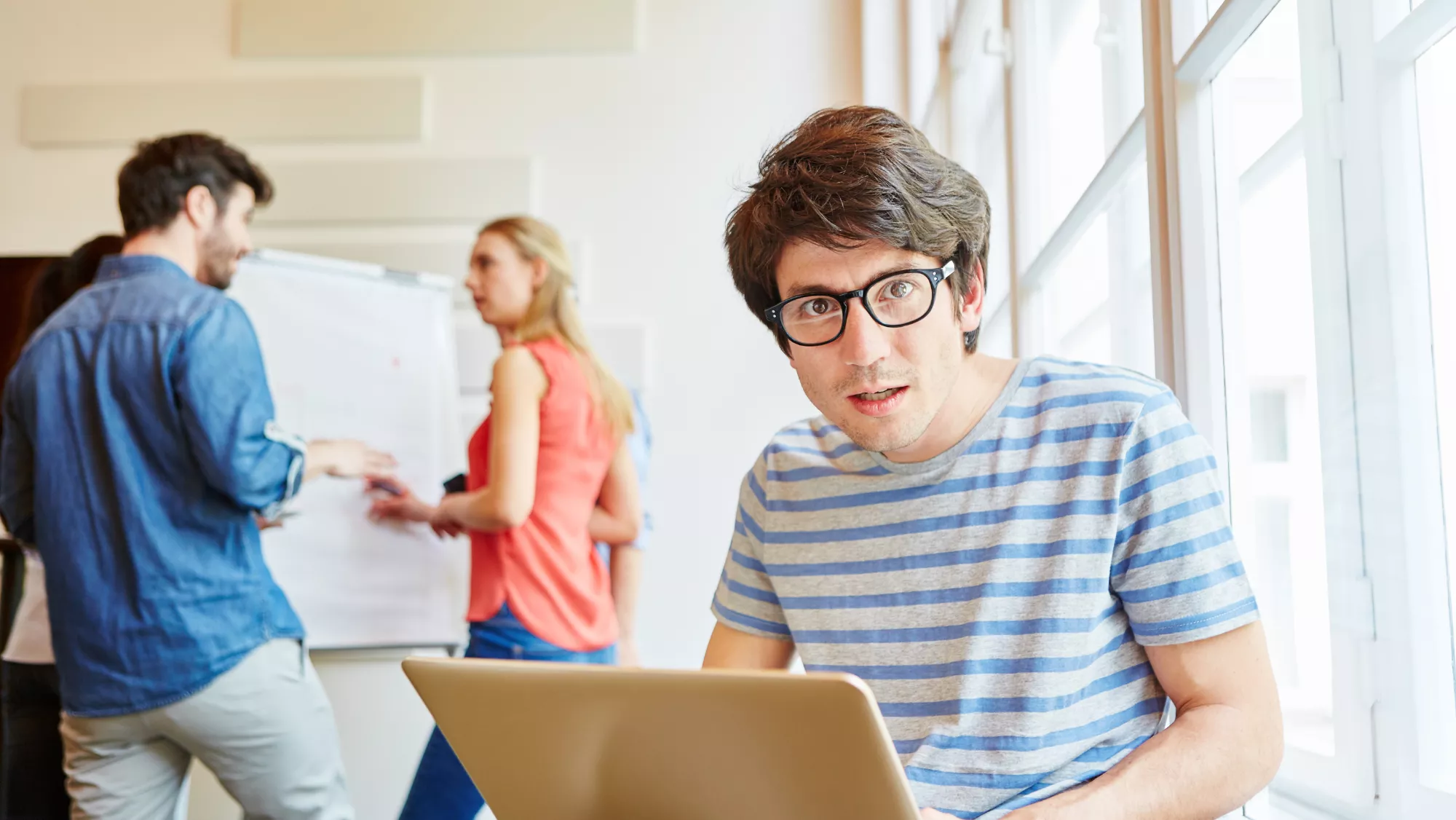 Imagen de un joven sorprendido con las notas de corte de las carreras / AH