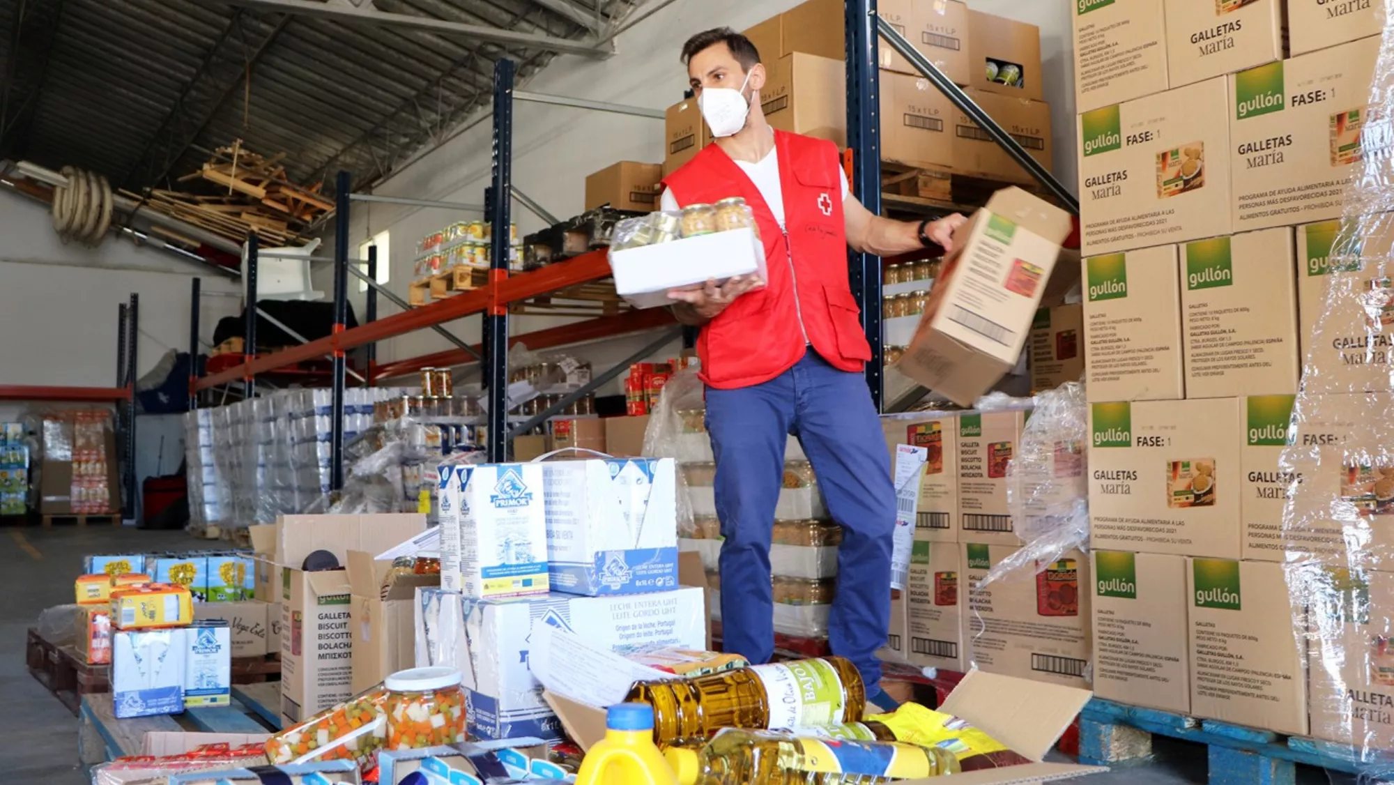 Un voluntario de Cruz Roja / CRUZ ROJA