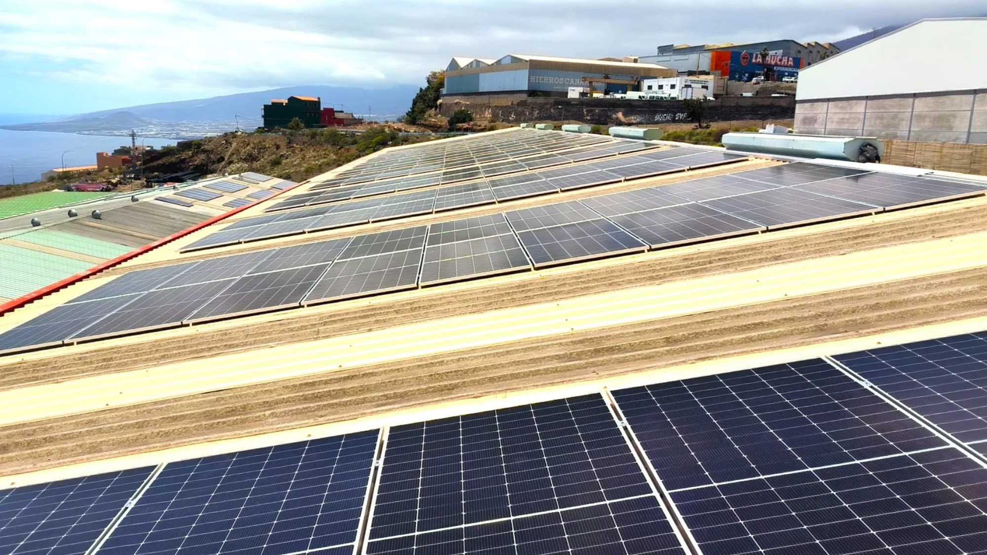 Placas solares en una cubierta de El Rosario (Tenerife)./ CEDIDA