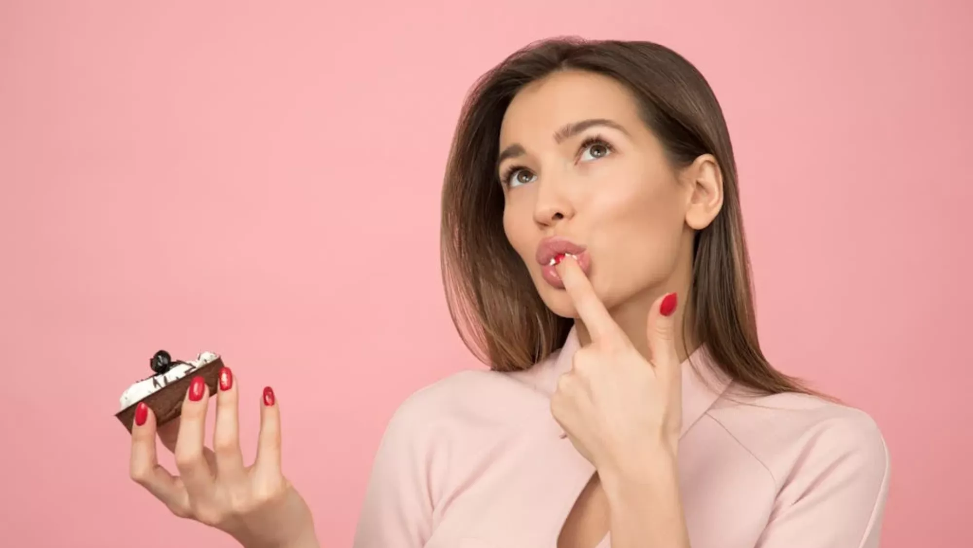 Mujer probando un postre./ AH.