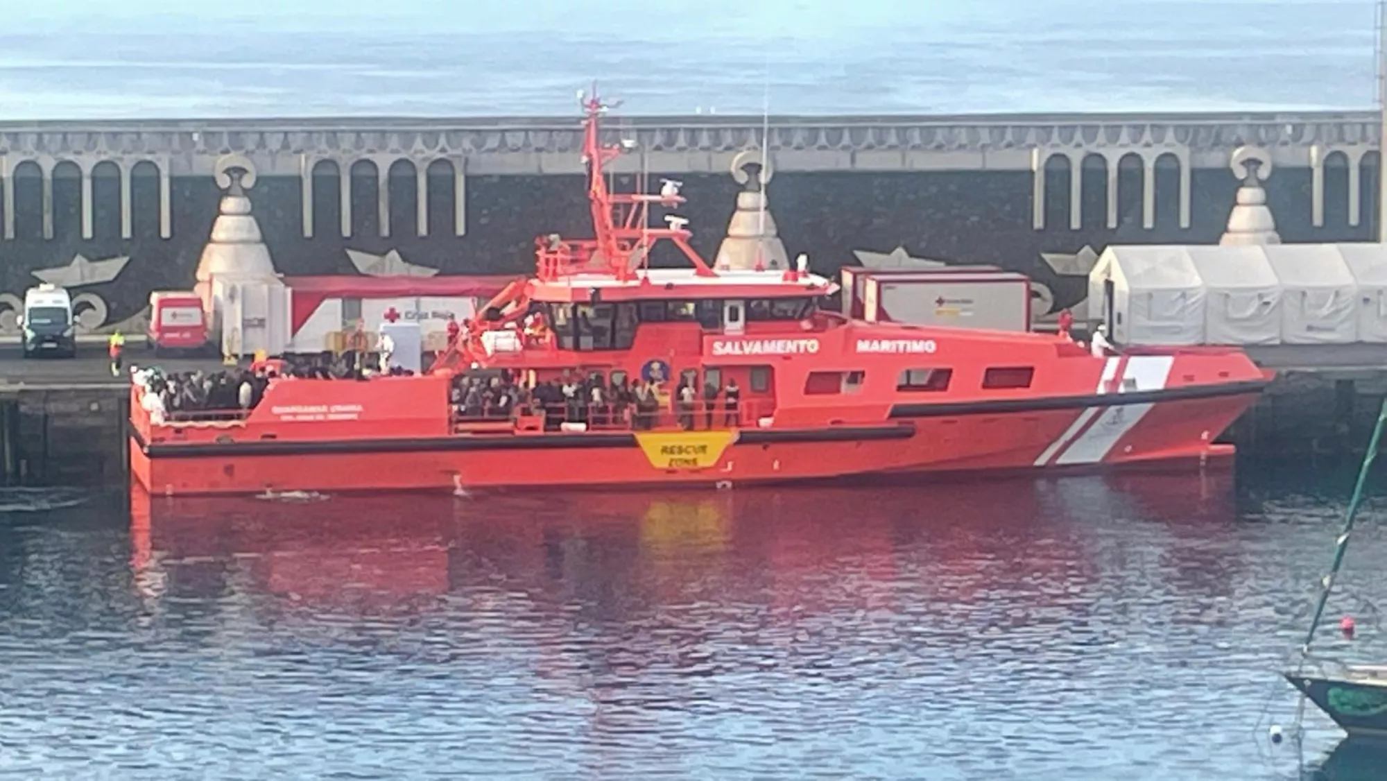 La nave 'Guardamar Talía', de Salvamento Marítimo, desembarcando migrantes rescatados en la madrugada del 6 de junio./ CEDIDA