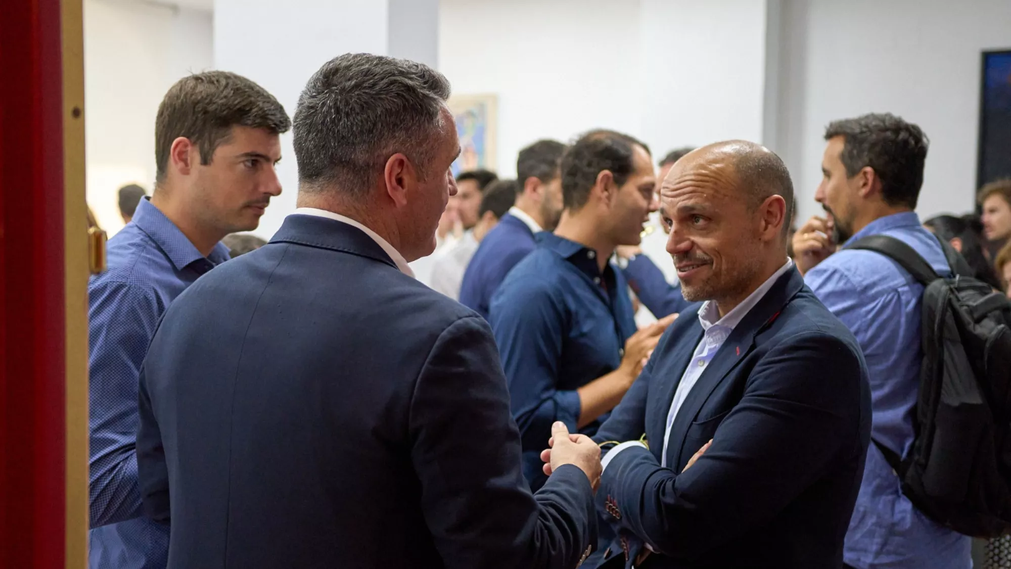 Alfonso Cabello (derecha), viceconsejero de Presidencia del Gobierno de Canarias, conversa con empresarios en una reunión de startups canarias en Madrid./ CEDIDA
