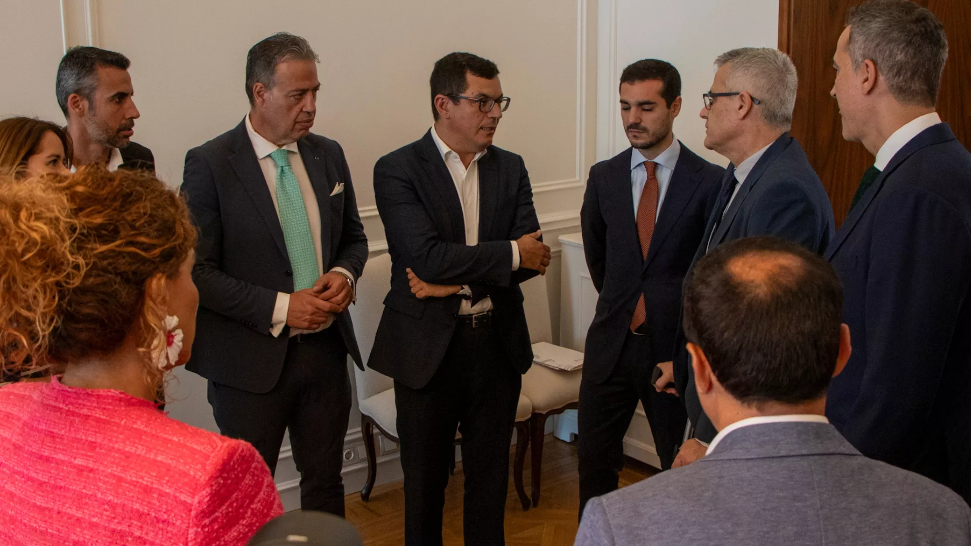 Pablo Rodríguez (centro), consejero de Vivienda de Canarias, en la firma del acuerdo con el Estado para rehabilitación de viviendas./ CEDIDA