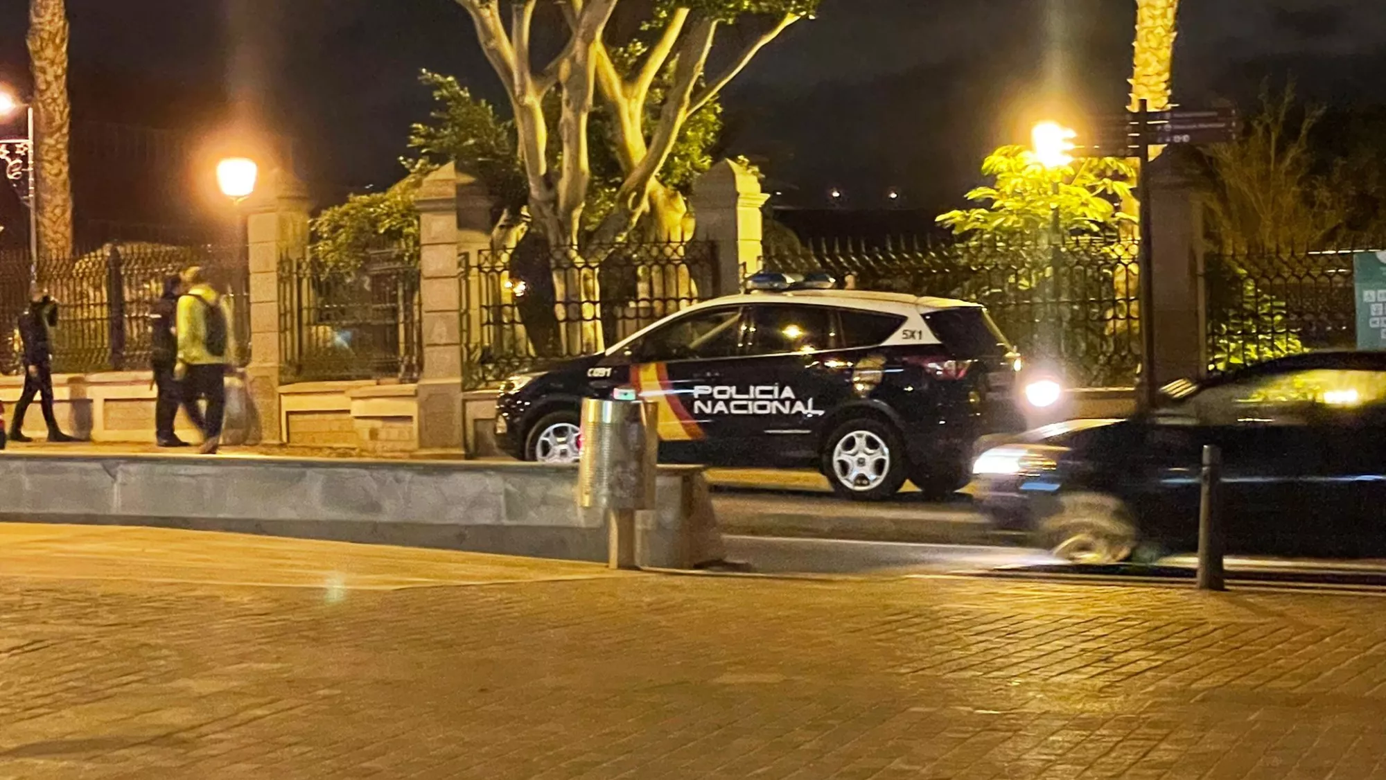 Vehículo de la Policía Nacional que acudió tras el intento de apuñalamiento frente al teatro municipal de Telde./ REDES
