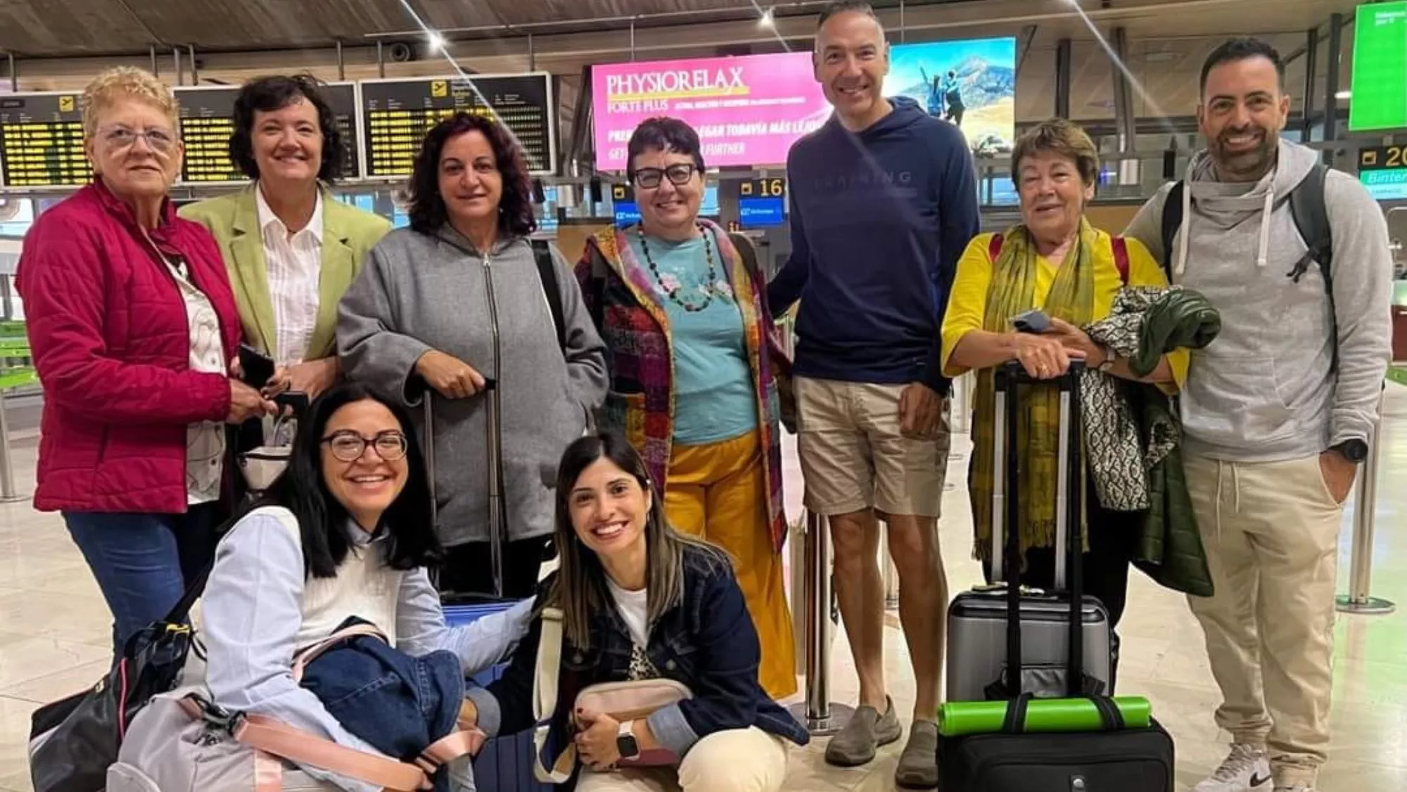 Grupo de vecinos de San Matías en el aeropuerto de Tenerife Norte / ASOCIACÍON DE VECINOS LA MONTAÑA
