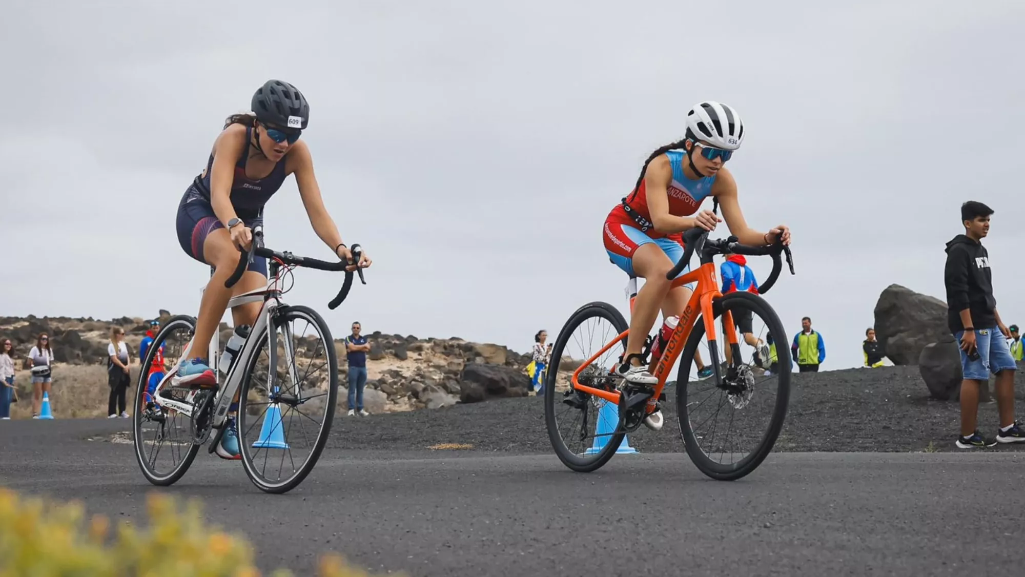Dos ciclistas que podrían verse beneficiadas de la subvención al transporte de material deportivo como sus bicicletas./ CEDIDA