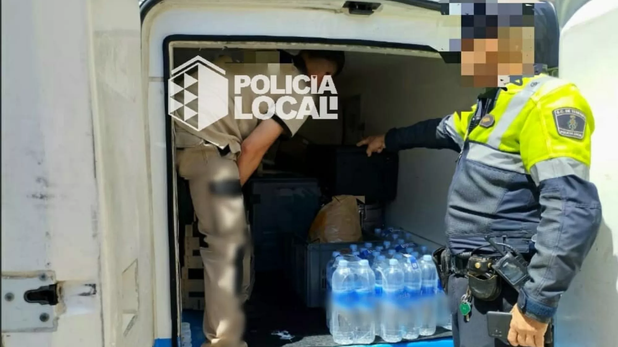Policía Local de Santa Cruz de Tenerife en el camión refrigerador que transportaba la comida para los tres colegios afectados./ CEDIDA