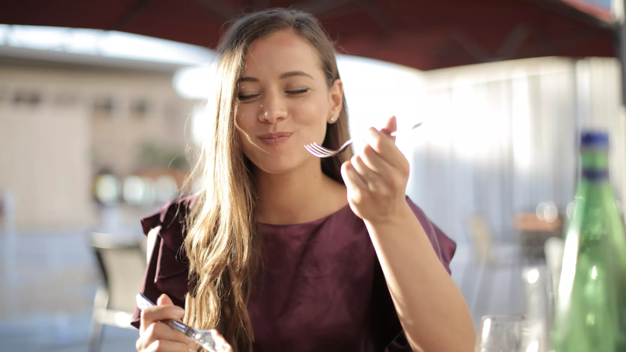 Imagen de una mujer probando un superalimento / AH