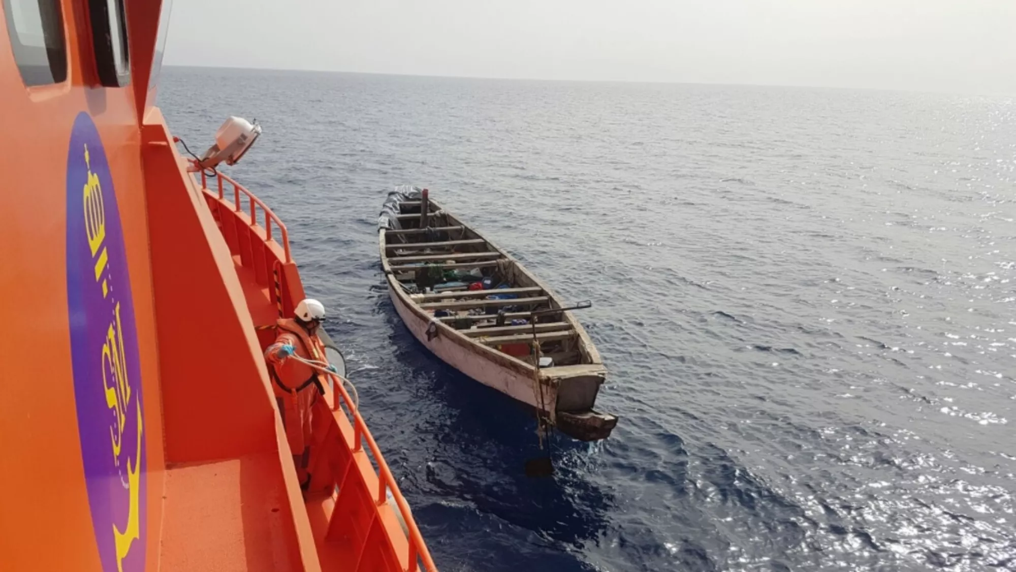 Hallan 14 cadáveres de africanos frente a la costa de República Dominicana. En la imagen, un cayuco vacío tras un rescate en la Ruta Canaria. / SALVAMENTO MARÍTIMO