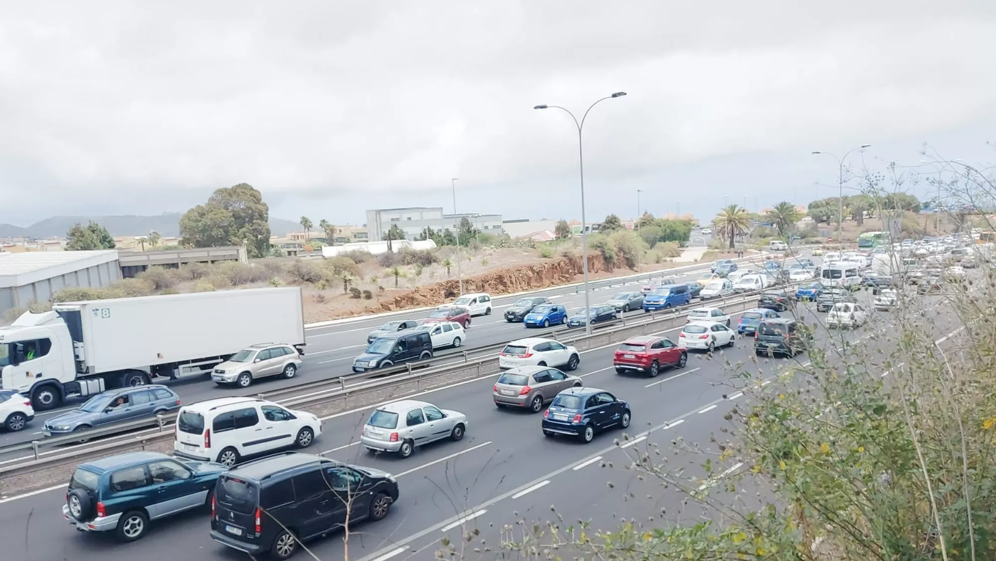 Retención en la TF-5, Canarias, fruto de un accidente múltiple./ CEDIDA