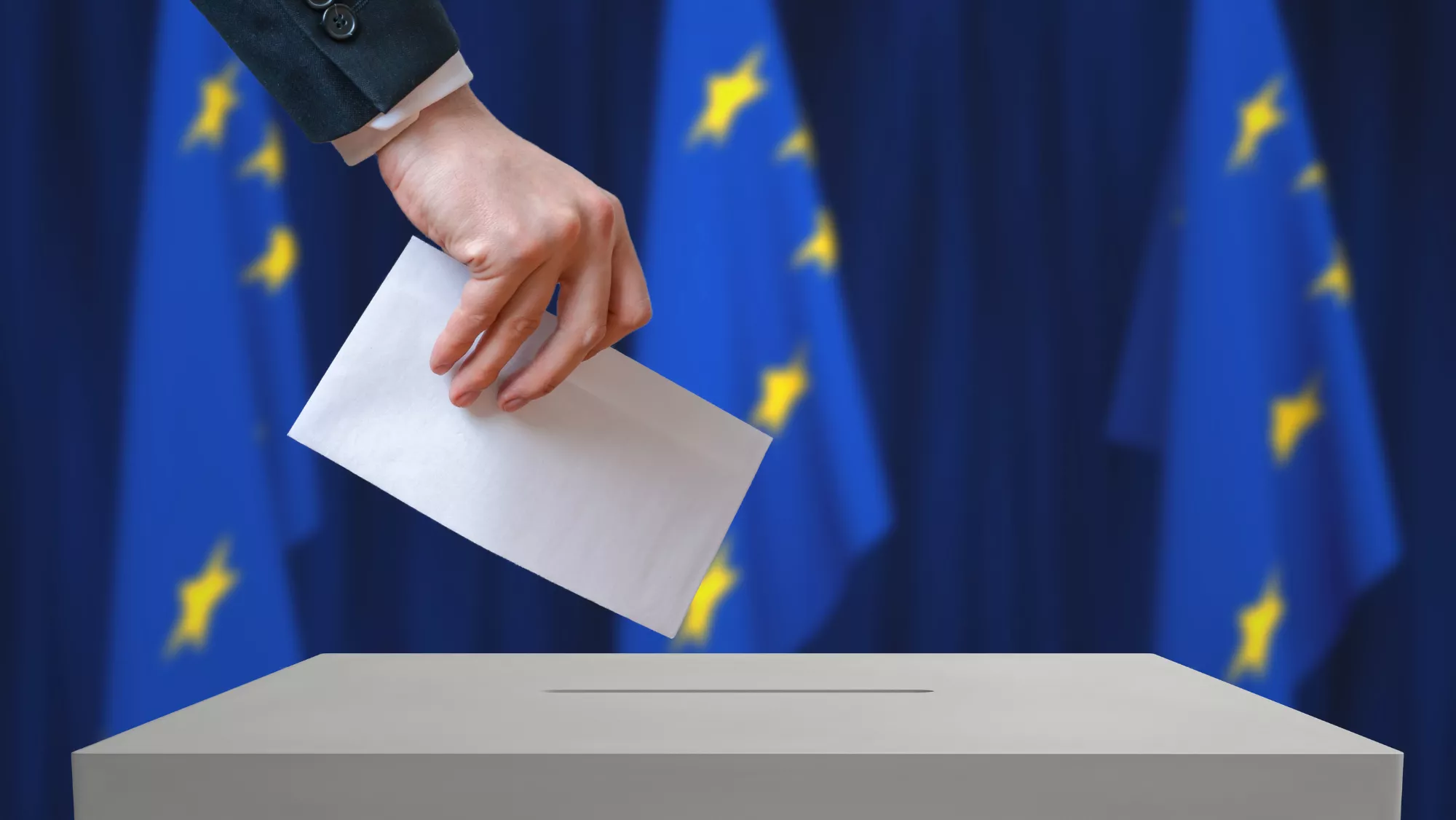 Una persona deposita el voto para las elecciones. CANVA