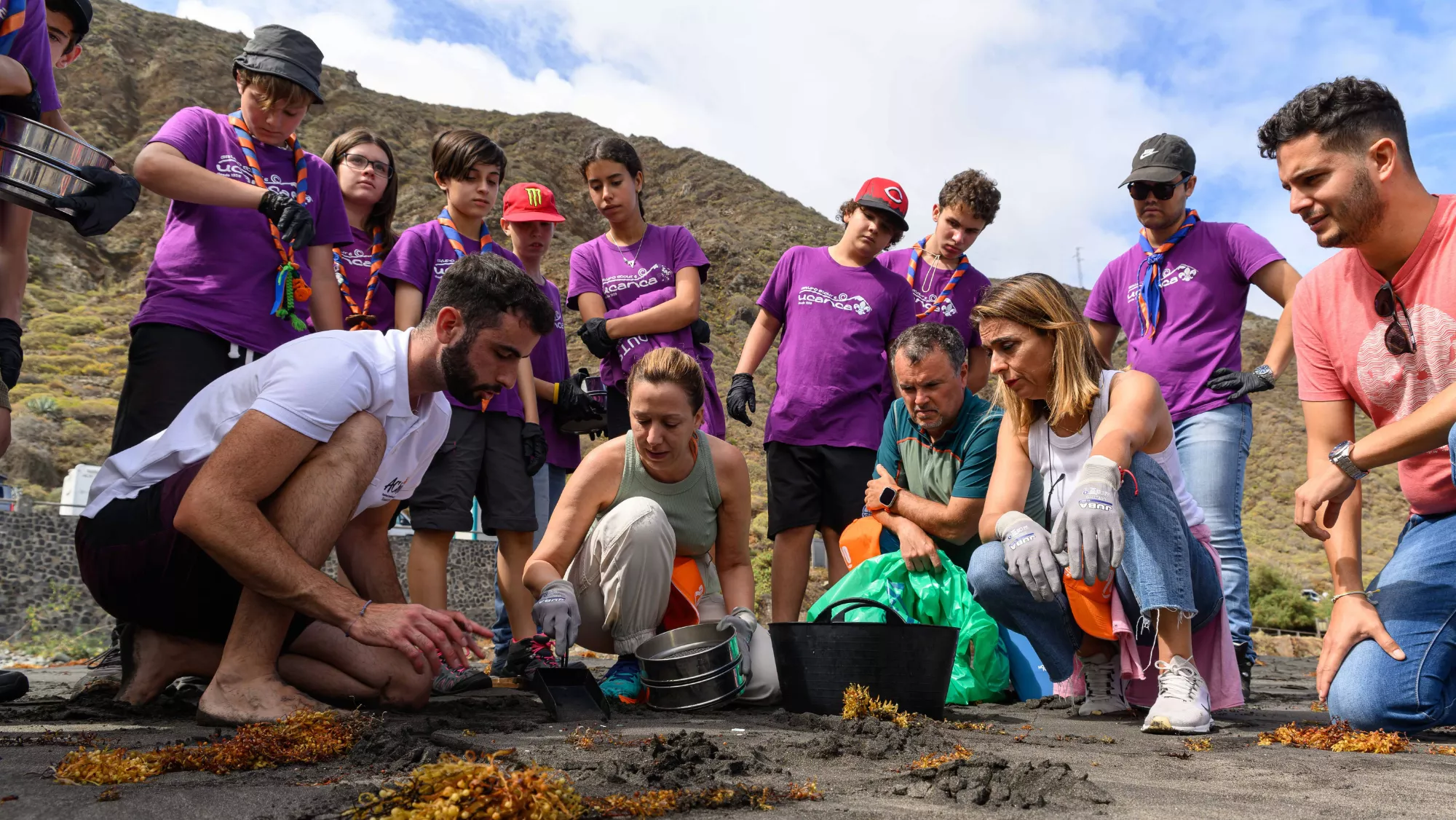 Rosa Dávila con los participantes en la limpieza / CABILDO DE TENERIFE