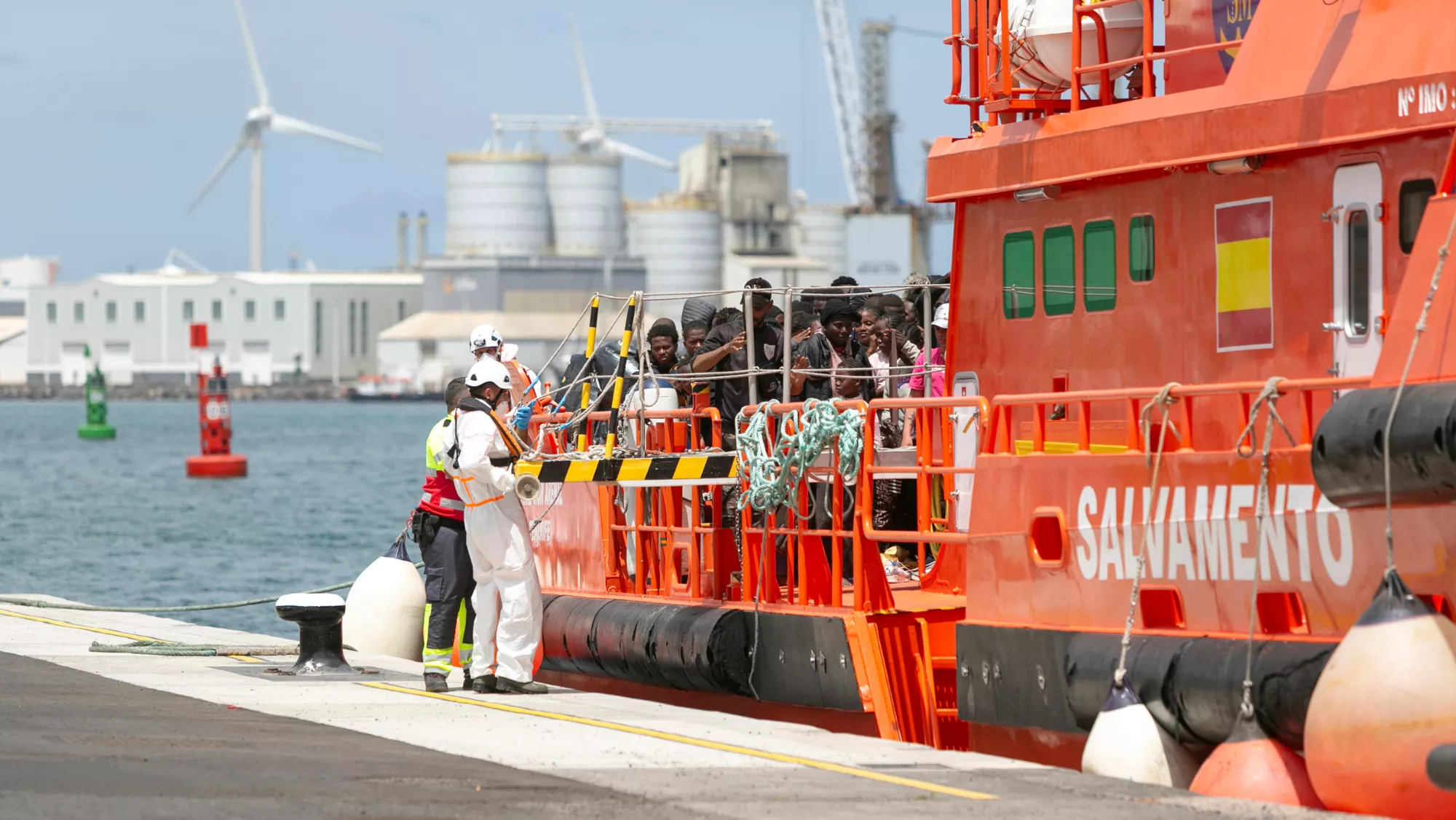 Migrantes en un rescate en Canarias por Salvamento / EFE - ADRIEL PERDOMO